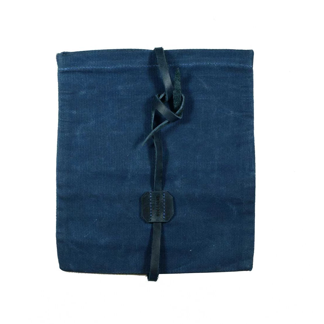 Explore Hide & Drink's Rolling Pouch, an artisan Survival Roll Top Pouch crafted from rugged Waxed Canvas & Full Grain Leather. This lightweight case is a must-have multipurpose bag for outdoor essentials, handmade in La Antigua Guatemala & Oaxaca, Mexico.