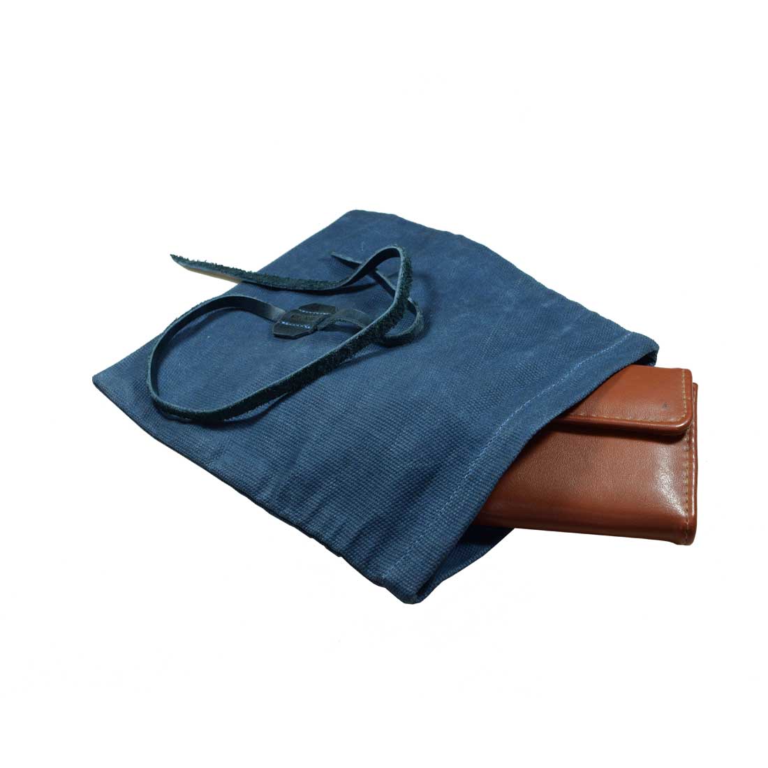 Showcasing Hide & Drink's Rolling Pouch, a versatile Survival Roll Top Pouch that combines style and function. This Waxed Canvas & Full Grain Leather lightweight case is perfect for your classic traveling & camping essentials, handmade in La Antigua Guatemala & Oaxaca, Mexico.