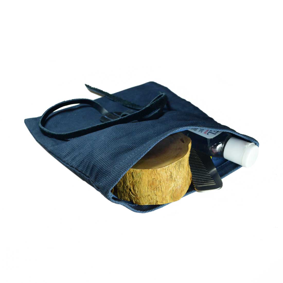 Explore Hide & Drink's Rolling Pouch, a refined Survival Roll Top Pouch made from robust Waxed Canvas & Full Grain Leather. This multipurpose bag is a fantastic lightweight case for your outdoor accessories, handcrafted in La Antigua Guatemala & Oaxaca, Mexico.