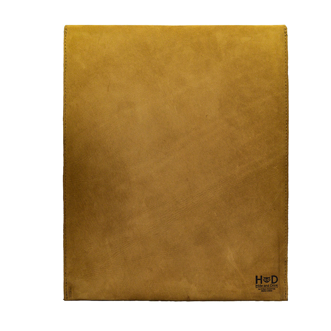 Minimalistic Mailing Envelope Folder by Hide & Drink, recognized for its smooth Full Grain Leather finish. This Mailing Envelope Document Holder offers a unique style and protection for professional documents, beautifully handcrafted in La Antigua Guatemala.