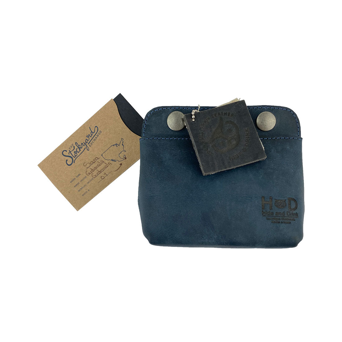 Tag of Hide & Drink Double Snap Pouch emphasizing its artisanal quality. This stylish full grain leather pouch is perfect for use as a coin purse and cash holder, showcasing craftsmanship from La Antigua Guatemala.