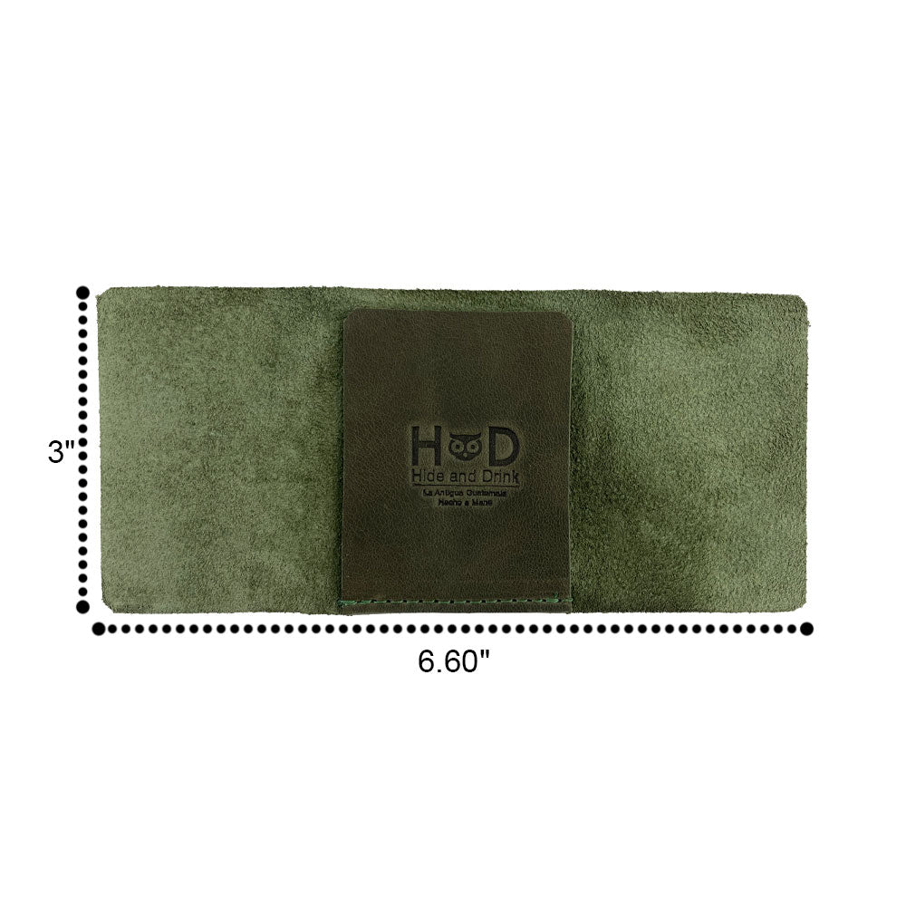 The Hide & Drink Minimalist Wallet Bills Only beautifully displayed emphasizing its quality. This Ultra Minimalist Wallet, crafted from Full Grain Leather, serves as a stylish cash organizer illustrating the rich artisan culture from La Antigua Guatemala.
