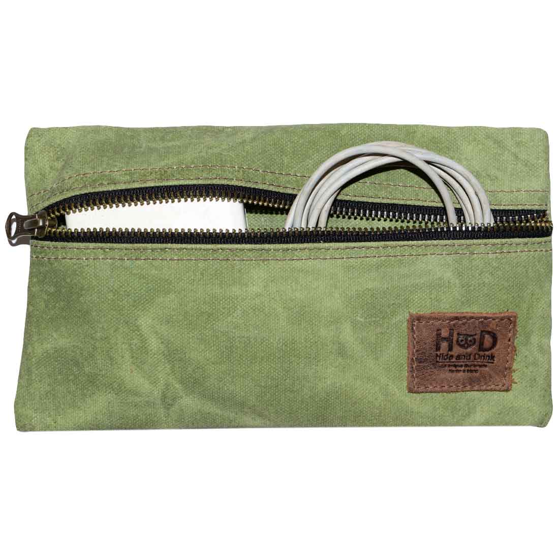 Hide & Drink Utility Cord Pouch presenting a simple yet functional design. This pouch serves as an all-purpose utility & charger case for MacBook, iPad & Laptop while effectively acting as a stylish cable organizer, handcrafted in La Antigua Guatemala & Oaxaca Mexico.