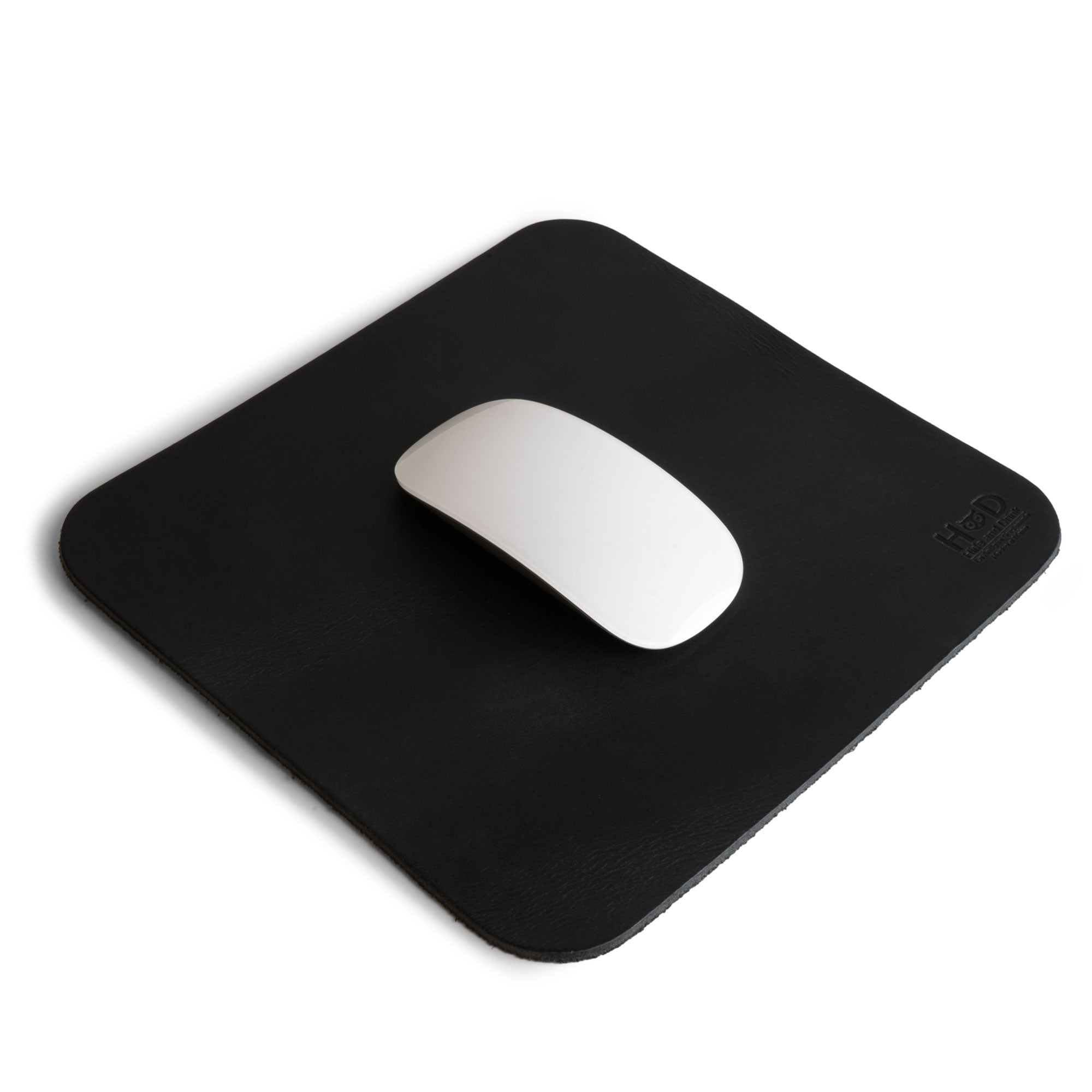 Hide & Drink Mousepad in a minimalist black design, perfect for a modern workspace. This ergonomic mousepad features a non-slip base, crafted from genuine leather by artisans in La Antigua Guatemala & Oaxaca Mexico.