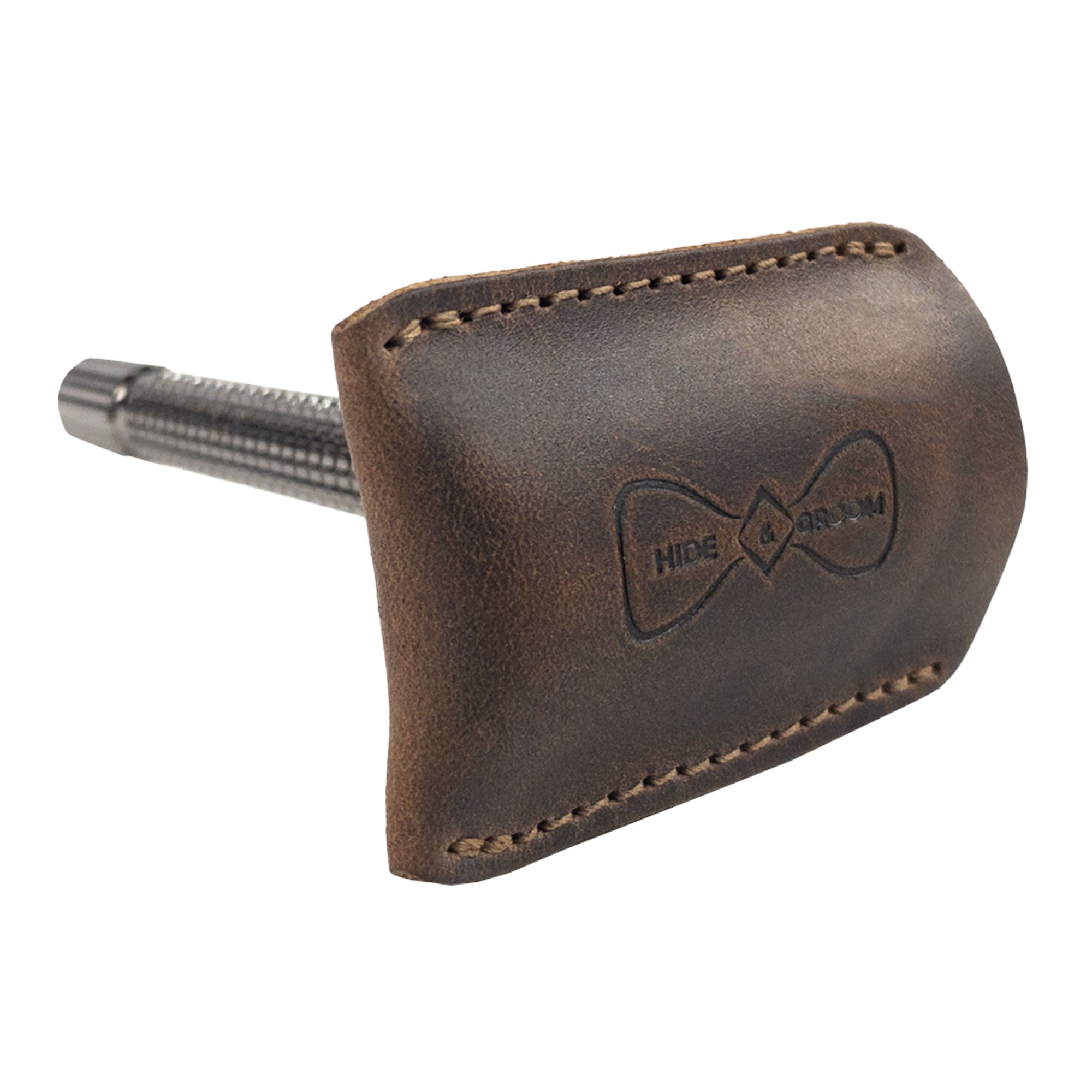 Set of 4 Double Edge Safety Razor Head Protective Sheath held by a modern razor, crafted by Hide & Groom. This full grain leather accessory combines style and safety, ideal for discerning groomsmen and travel. Artisan product, handmade in La Antigua Guatemala & Oaxaca Mexico.