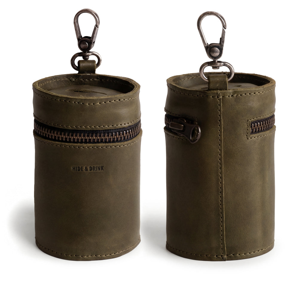 Front and back view of the Bucket Coin Release from Hide & Drink, a handcrafted zippered pouch made of full grain leather, perfect for organizing coins and cash. This small batch production money box emphasizes artisan craftsmanship made in La Antigua Guatemala & Oaxaca Mexico.