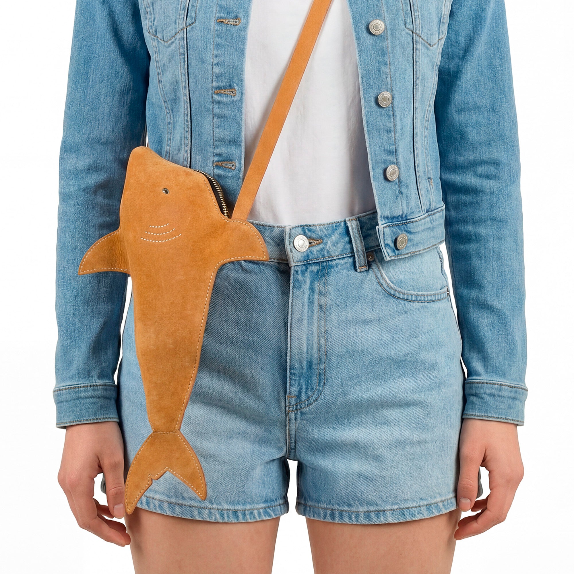 Model showcasing the Shark-Shaped Shoulder Bag by Tudi Frudi, worn as a crossbody. This handmade bag, crafted in La Antigua Guatemala, features an adjustable strap and highlights artisan design with fire branded elements, perfect for adding a fun statement to any outfit while carrying your essentials.