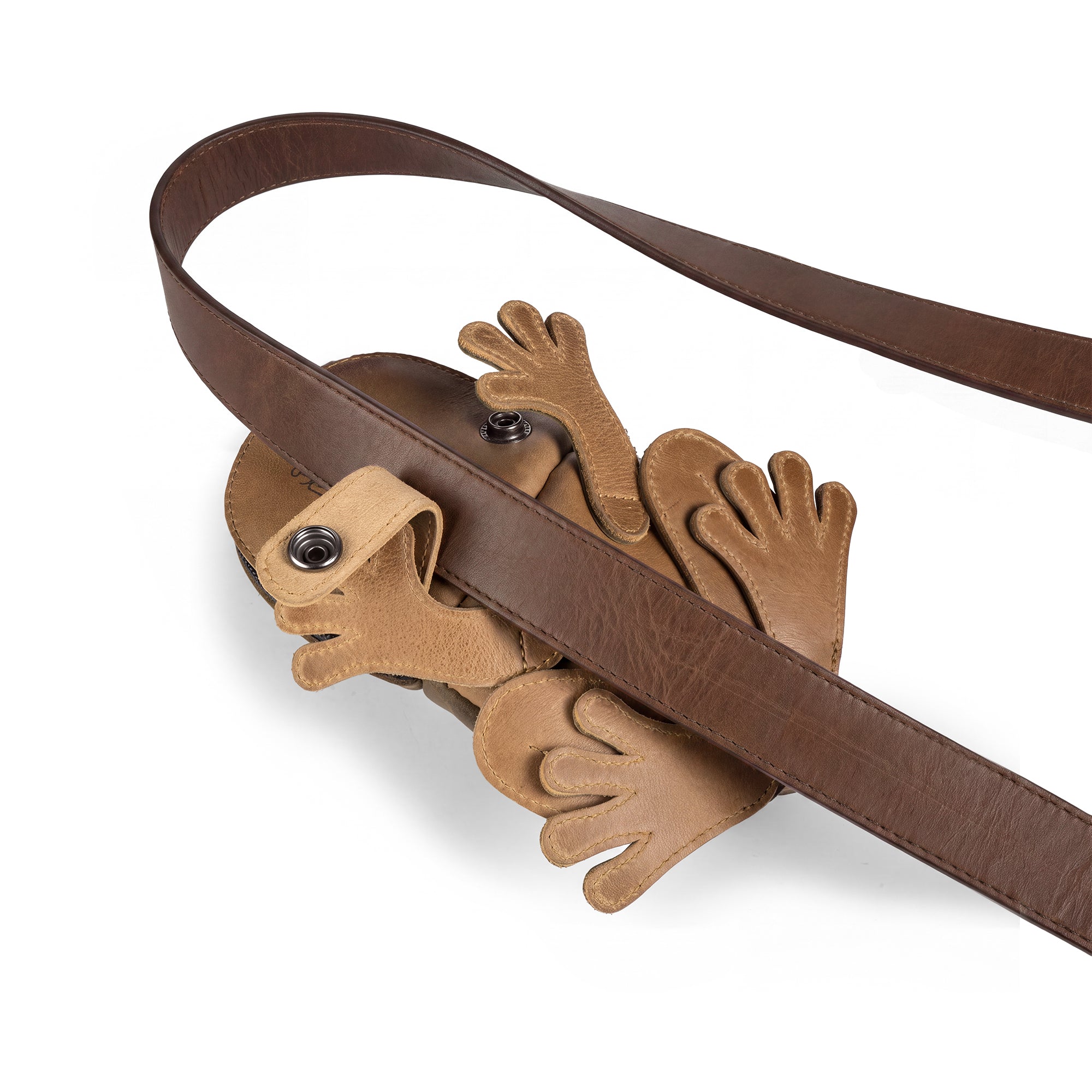 Close-up of Tudi Frudi's Frog Pouch with detailed frog features, made from full grain leather. Perfect as a zipper cash holder wallet for coins or change purse, this pouch is a versatile accessory for men and women, lovingly hand sewn in La Antigua Guatemala & Oaxaca Mexico.