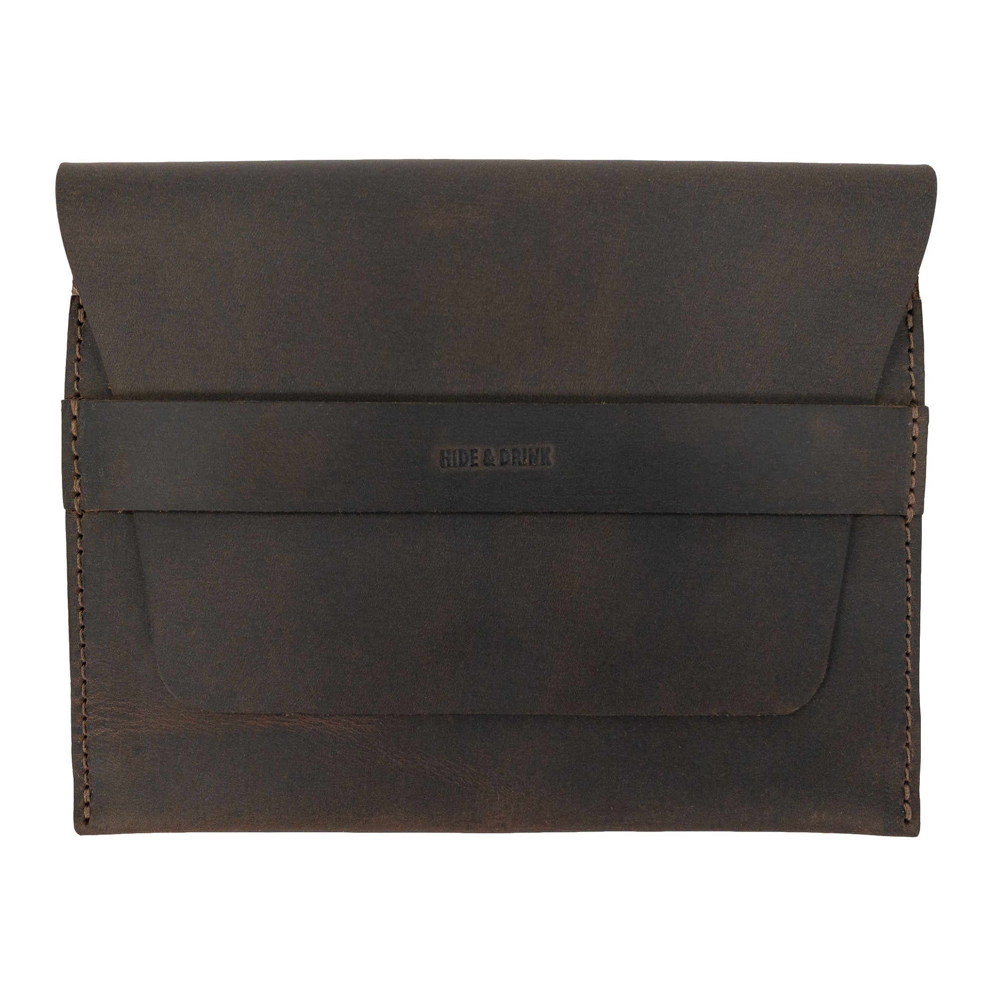 The exterior view of the Hide & Drink Double Watch Case reveals a sleek design made from full grain leather. This rustic bag for men provides a perfect storage solution, reflecting the brand's commitment to handmade craftsmanship and artisan techniques, with roots in La Antigua Guatemala and Oaxaca Mexico.