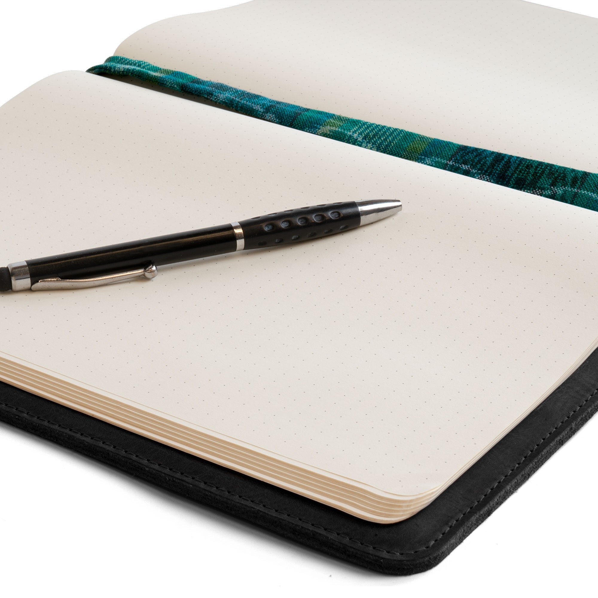 The textured back of the Journal Cover for (8.5 x 11 in.) Moleskine Cahier XXL by Hide & Drink, designed for genuine style and protection. This full grain leather journal is an artisan-made piece that emphasizes quality and durability, crafted in La Antigua Guatemala & Oaxaca Mexico.