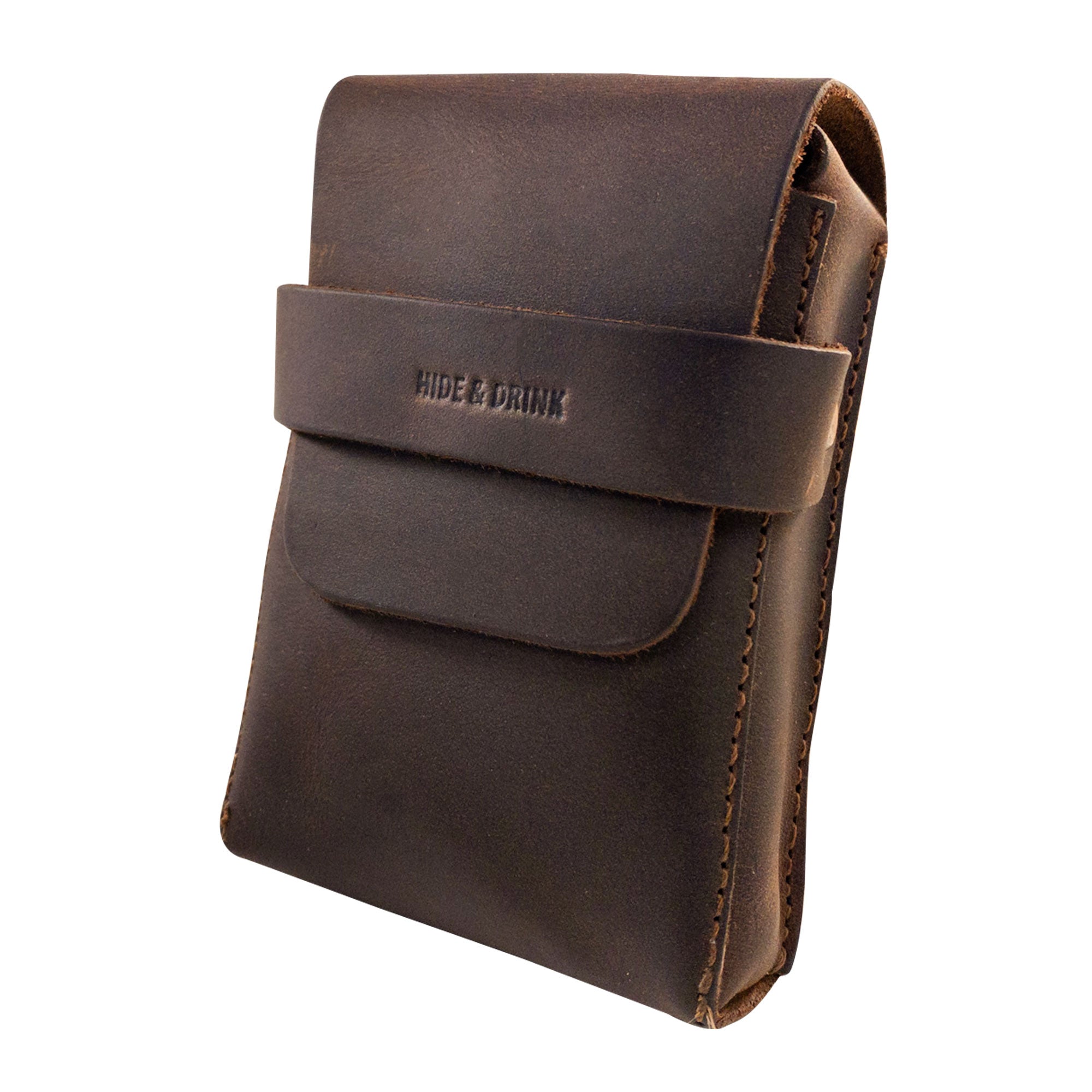 Hide & Drink's Playing Card Case in rich leather, designed for effective card storage. This artisan-crafted playing card holder is perfect for travel and features full grain leather. Ideal for a classic case for playing cards (not included), it's a quality addition from StockyardX with hand sewn craftsmanship, made in La Antigua Guatemala.