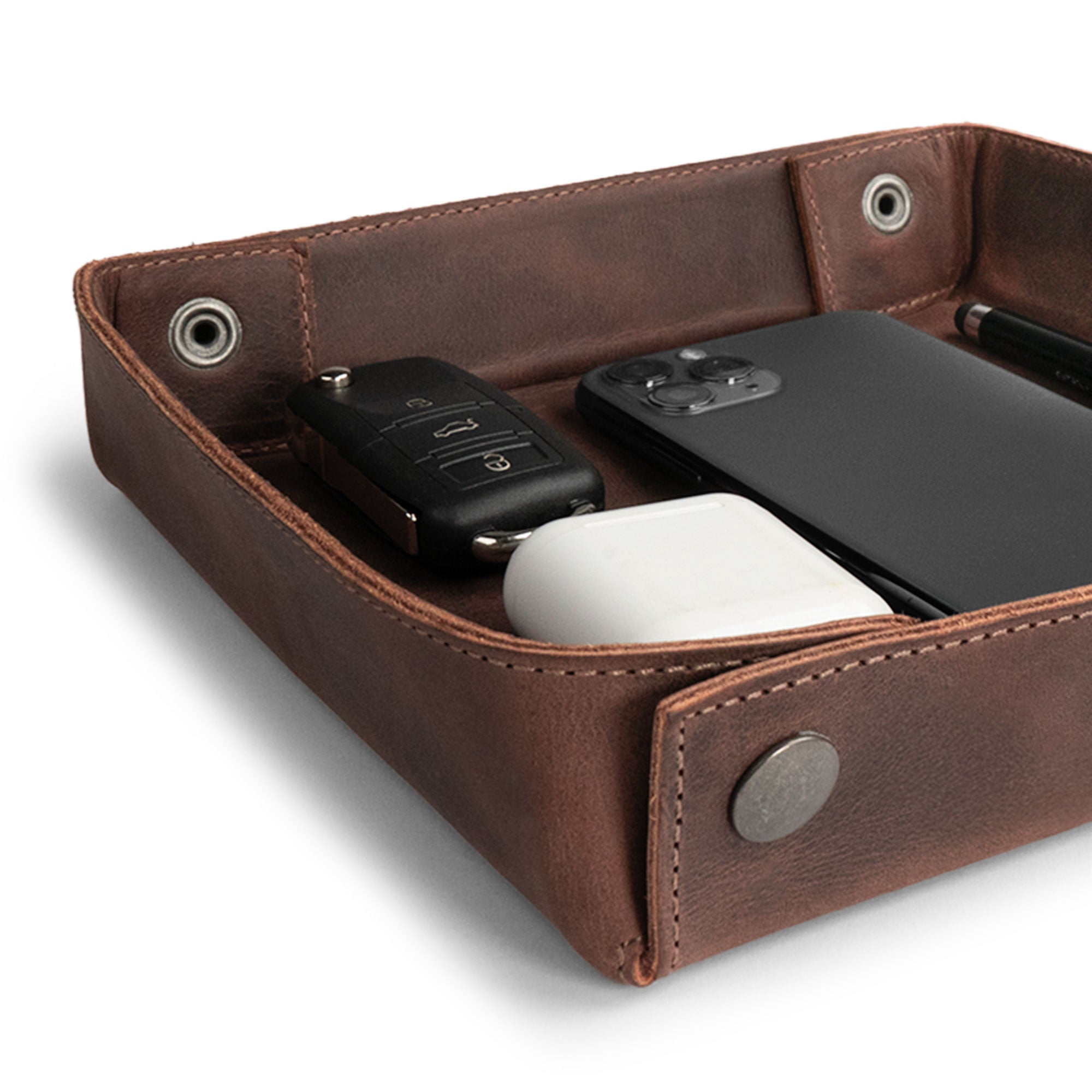 Hide & Drink Jumbo Tray, an organizer crafted from vintage style full grain leather, ideal for holding smartphones and keys. This durable catchall tray highlights small batch production and is handmade in La Antigua Guatemala.