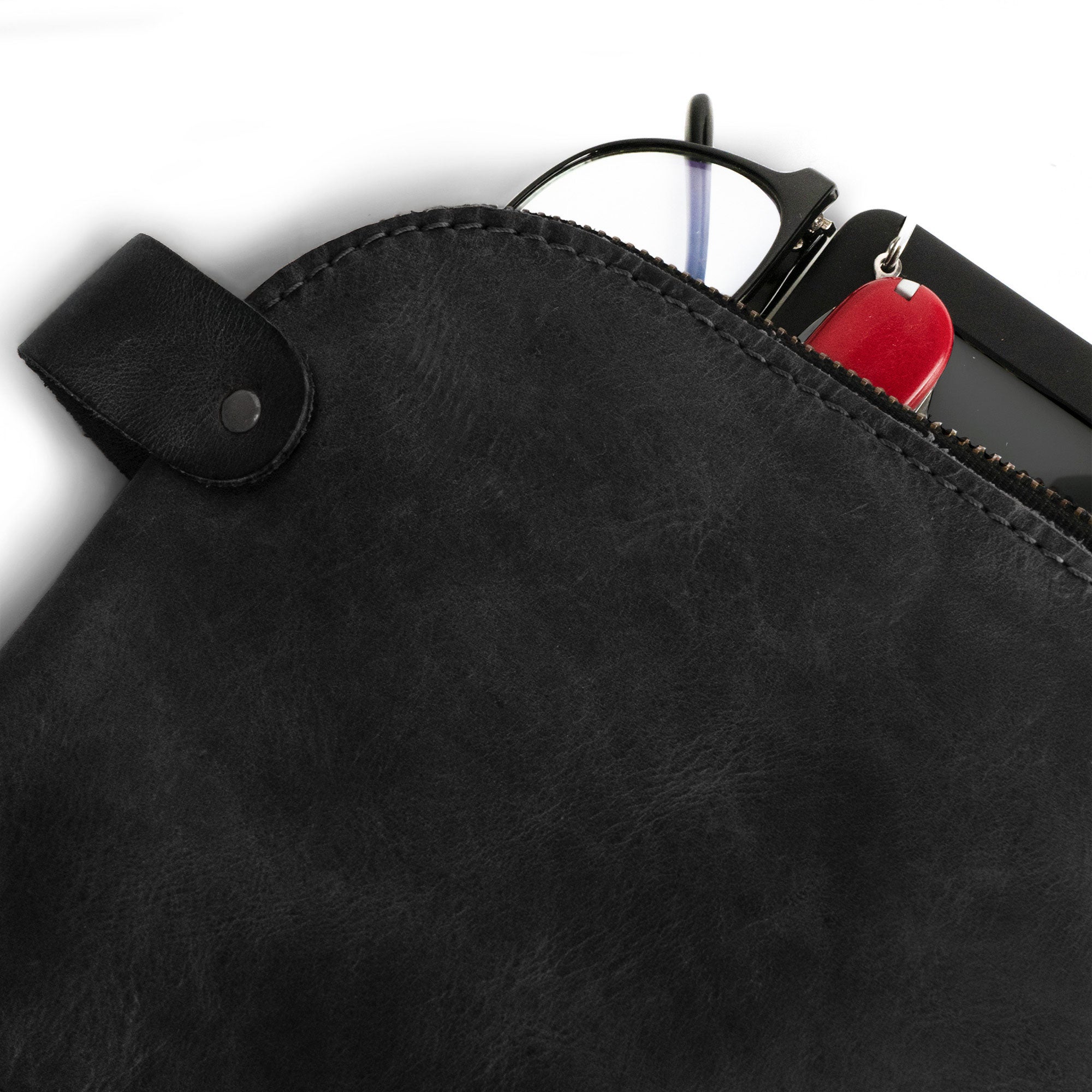 Dopp Kit Utility Bag by Hide & Drink present a detailed view of artisan craftsmanship. This all-purpose Dopp Kit Utility Bag is made from full grain leather and shows exemplary artisan skills in small batch production, reinforcing its unique hand cut and hand sewn features, handmade in La Antigua Guatemala & Oaxaca Mexico.
