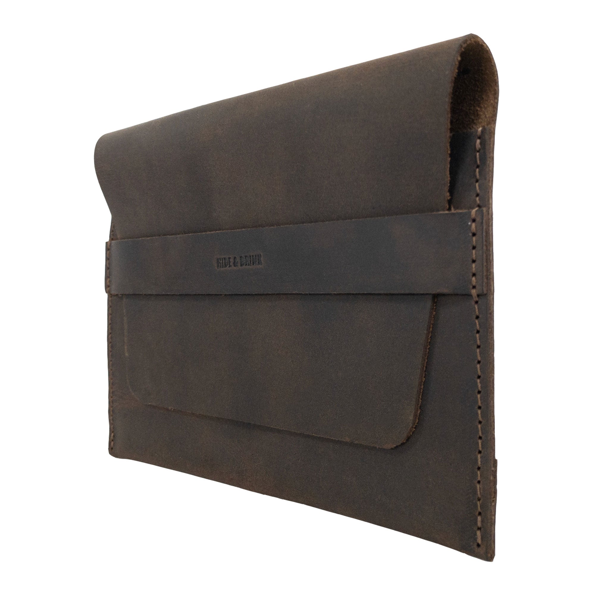 Side view of the Hide & Drink Double Watch Case demonstrating its durable design made from rich full grain leather. This rustic bag for men is perfect for storing two watches and showcases the high-quality artisan work that defines handmade products from La Antigua Guatemala and Oaxaca Mexico.