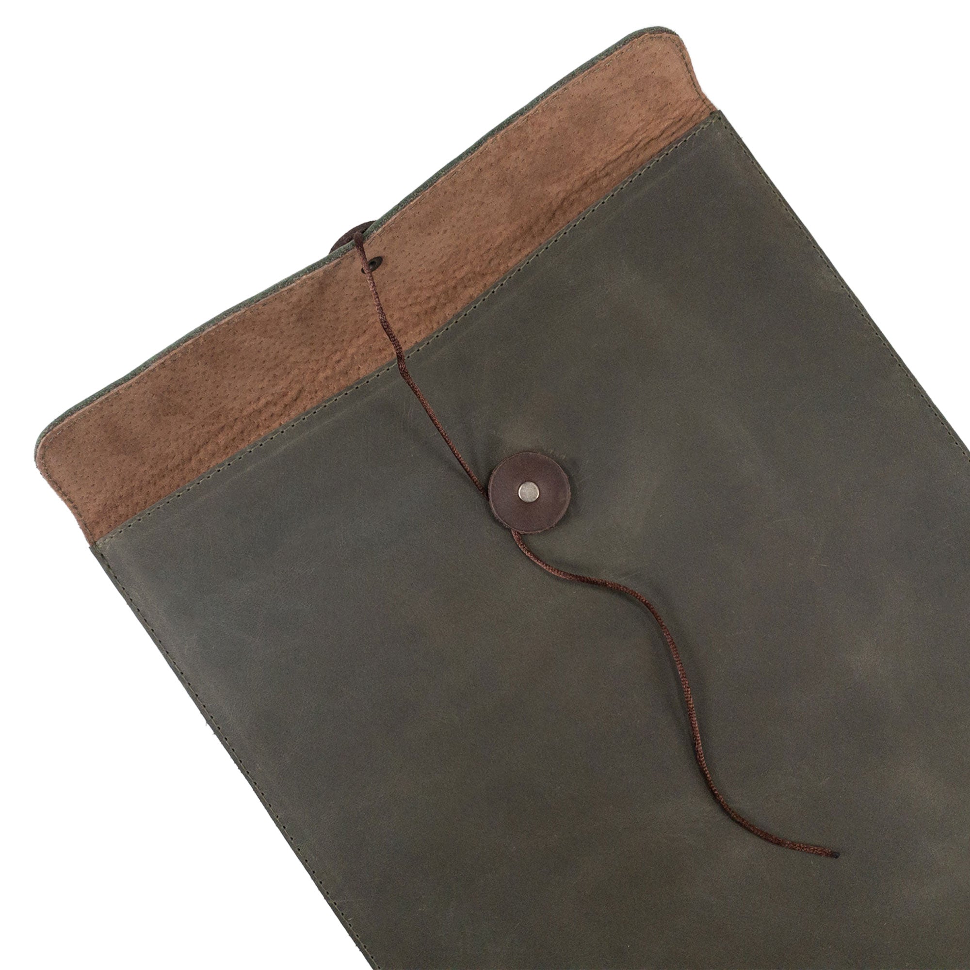 Close-up view of the Mailing Envelope Folder by Hide & Drink, emphasizing its elegant design. This Mailing Envelope Document Holder shines with its artisan craftsmanship, embodying the quality of Full Grain Leather from La Antigua Guatemala.