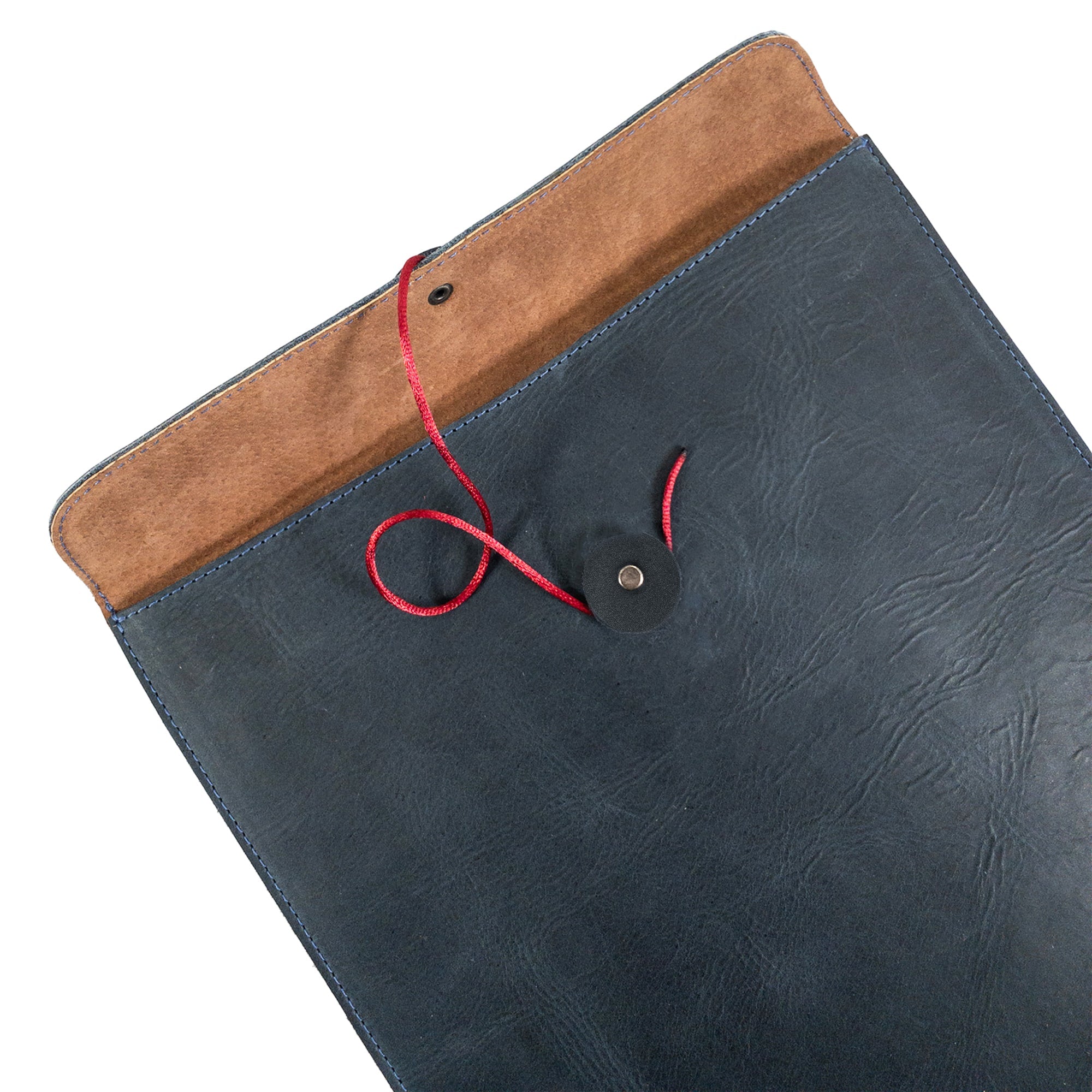 Depth and textures of the Mailing Envelope Folder by Hide & Drink, emphasizing its handcrafted quality. This Mailing Envelope Document Holder offers a sophisticated touch for organizing documents, made from high-quality Full Grain Leather in La Antigua Guatemala.