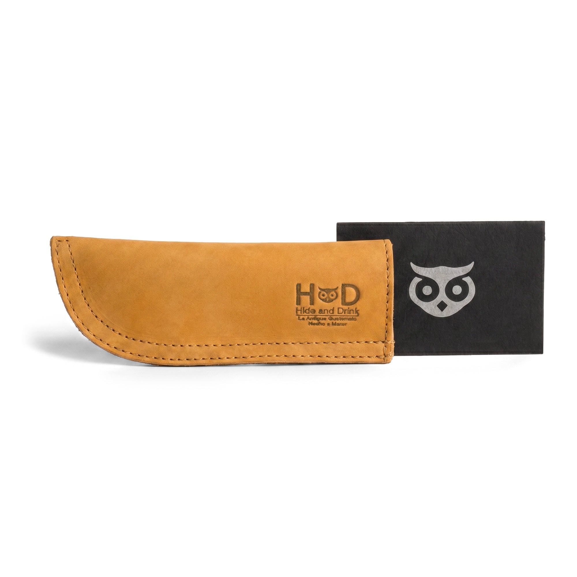 Hide & Drink Cast Iron Panhandle Cover shown with its dimensions and impressive design. This artisan hot handle protector is made from durable, double stitched full grain leather, ensuring safety while cooking. Handmade in La Antigua Guatemala & Oaxaca Mexico, it reflects artisan craftsmanship.