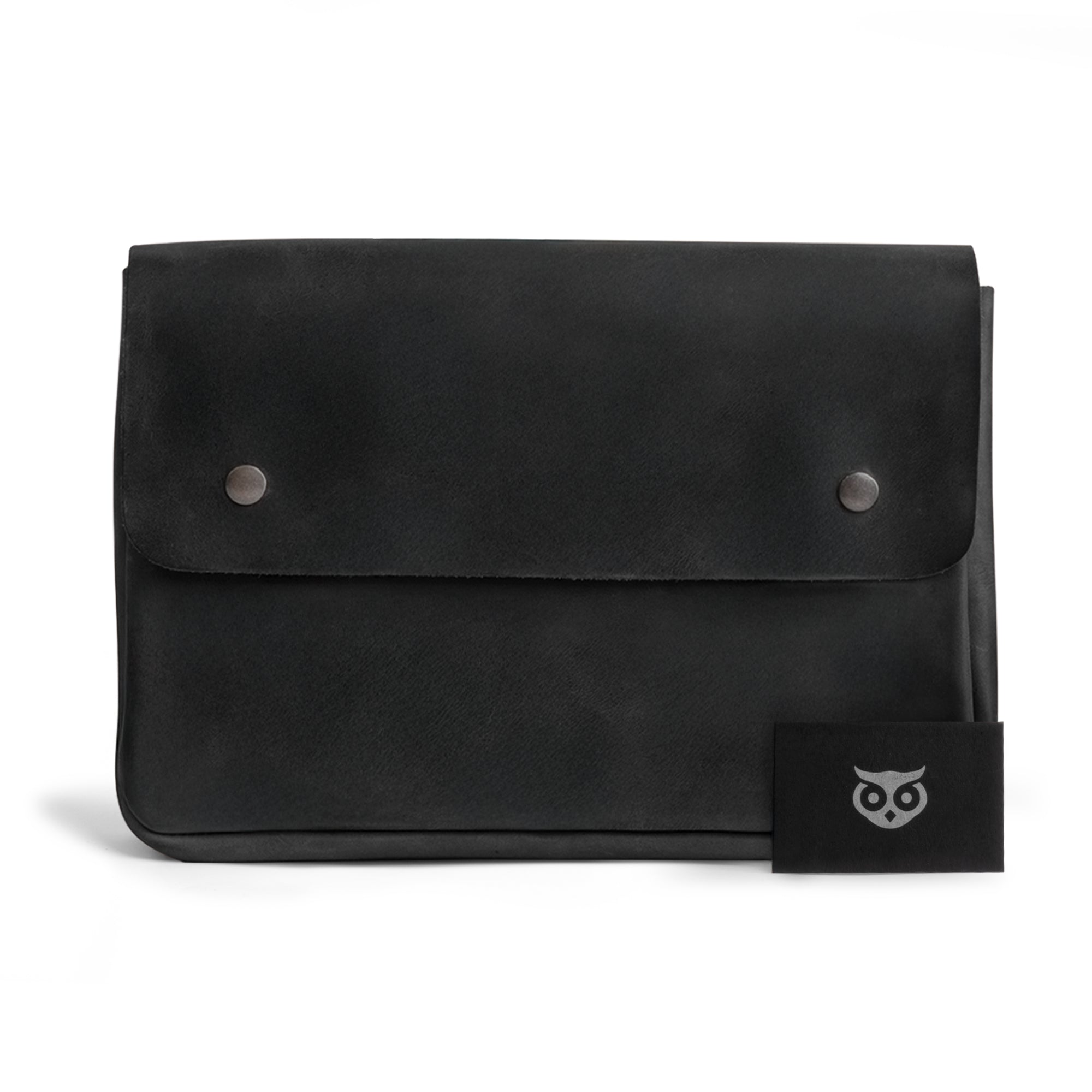 Hide & Drink's Vintage Folder Holder captured beautifully, showcasing its rich Handmade Leather finish. This Document Holder incorporates vintage envelope design and is expertly crafted from Full Grain Leather, reflecting the dedication to Small Batch Production from La Antigua Guatemala & Oaxaca Mexico.