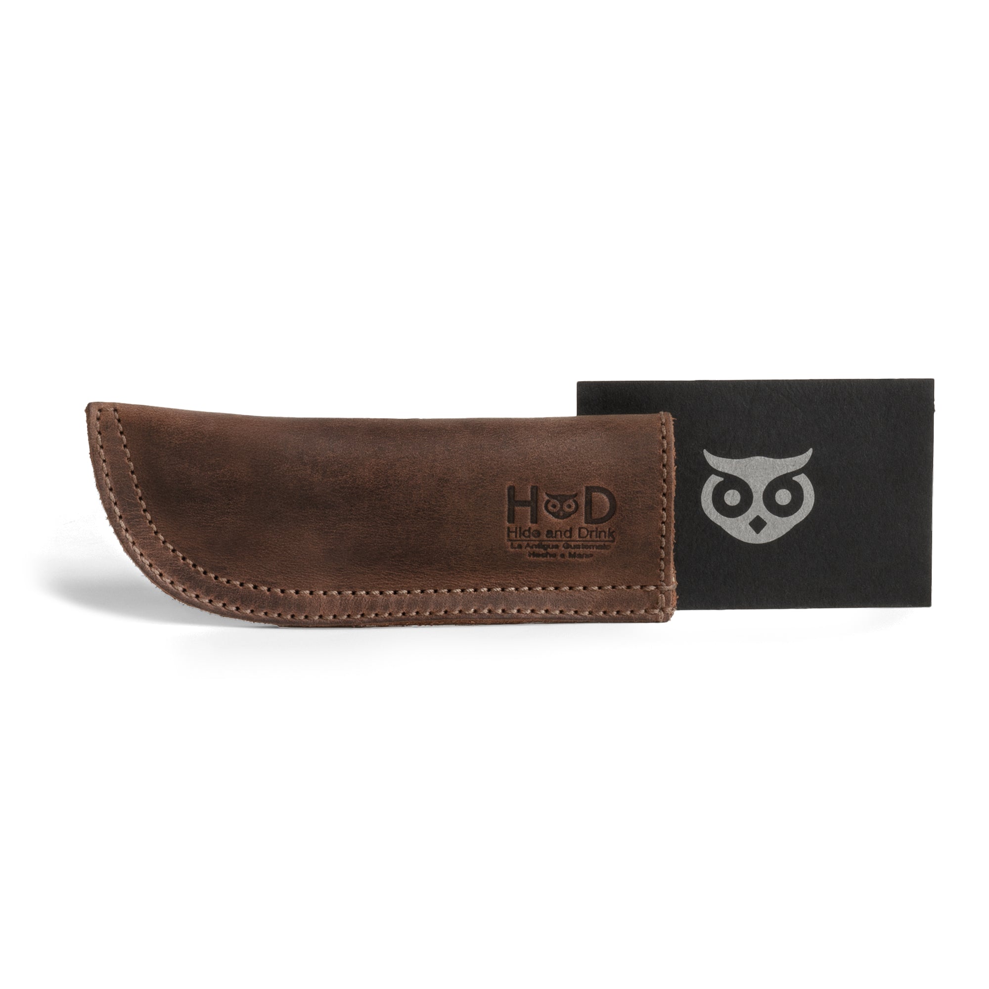 Hide & Drink Cast Iron Panhandle Cover beautifully showcased with unique detailing. This artisan hot handle protector combines the durability of double stitched full grain leather with an elegant design. Handmade in La Antigua Guatemala & Oaxaca Mexico, it enhances your cooking experience while ensuring safety.
