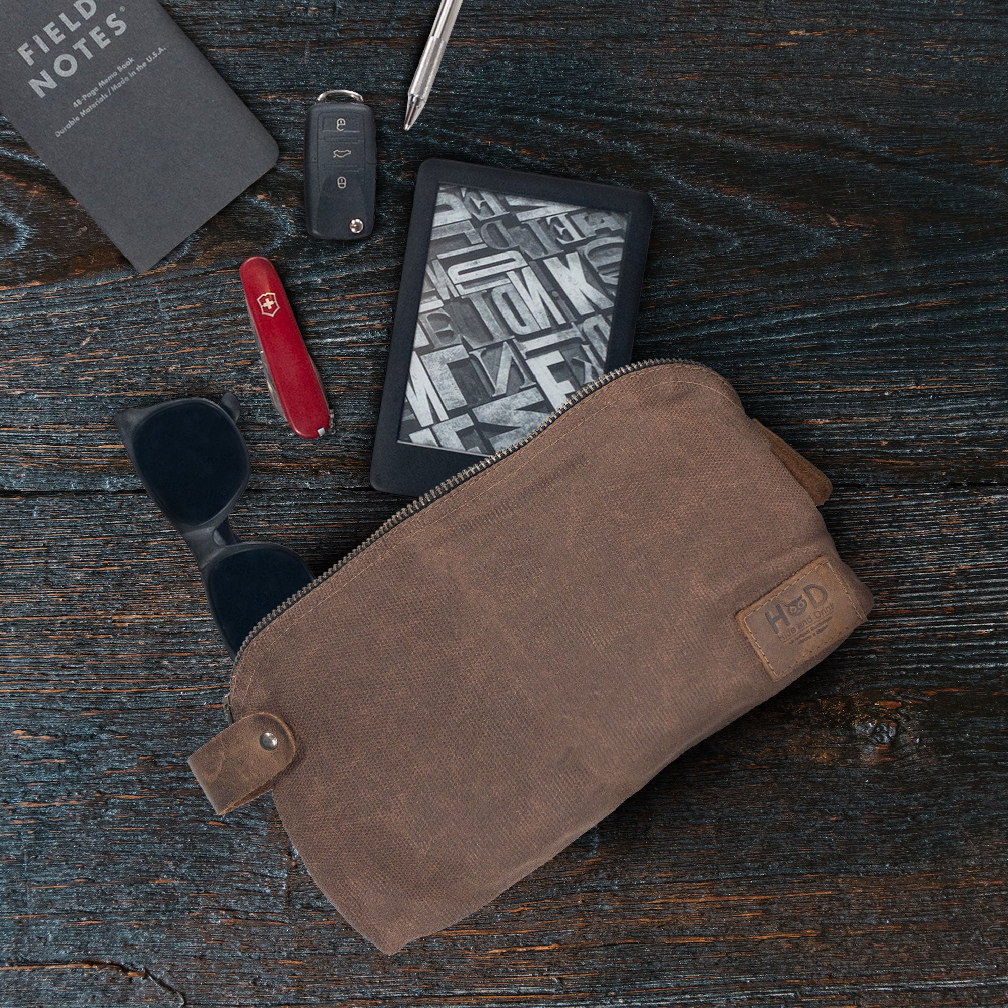 Dopp Kit Utility Bag by Hide & Drink presenting an elegant rustic aesthetic perfect for organization. This large rustic all-purpose Dopp Kit Utility Bag is made from full grain leather emphasizing artisan techniques such as hand cut and hand sewn skills, handmade in La Antigua Guatemala & Oaxaca Mexico.