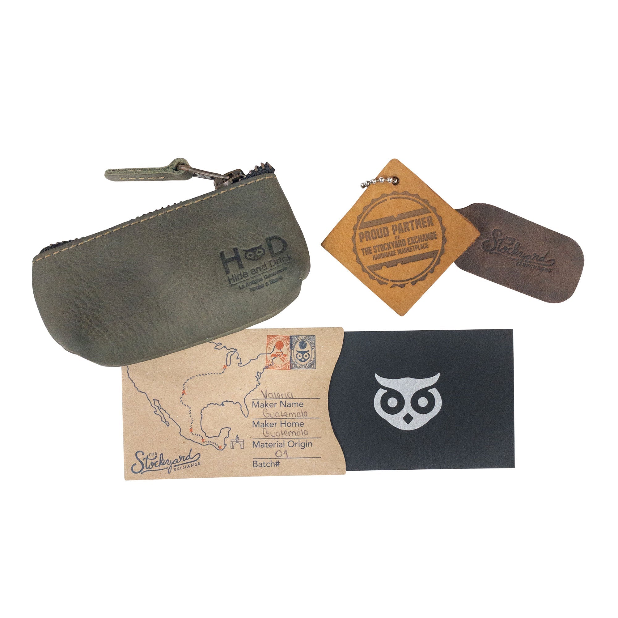 Hide & Drink Key Holder Zippered Pouch in soft navy leather, perfect for small everyday items. Handcrafted in vintage style, suitable for coins, charging cables, or memory cards.