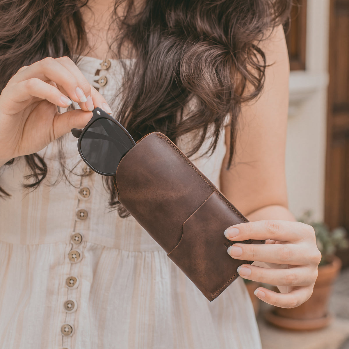 Profile shot of the Hide & Drink Sunglass Case & Wallet, showcasing its elegant design. This Rustic Sunglasses Case & Wallet embraces the quality of Full Grain Leather and serves as a reliable eyeglasses sleeve for travel, proudly handmade in La Antigua Guatemala & Oaxaca Mexico.