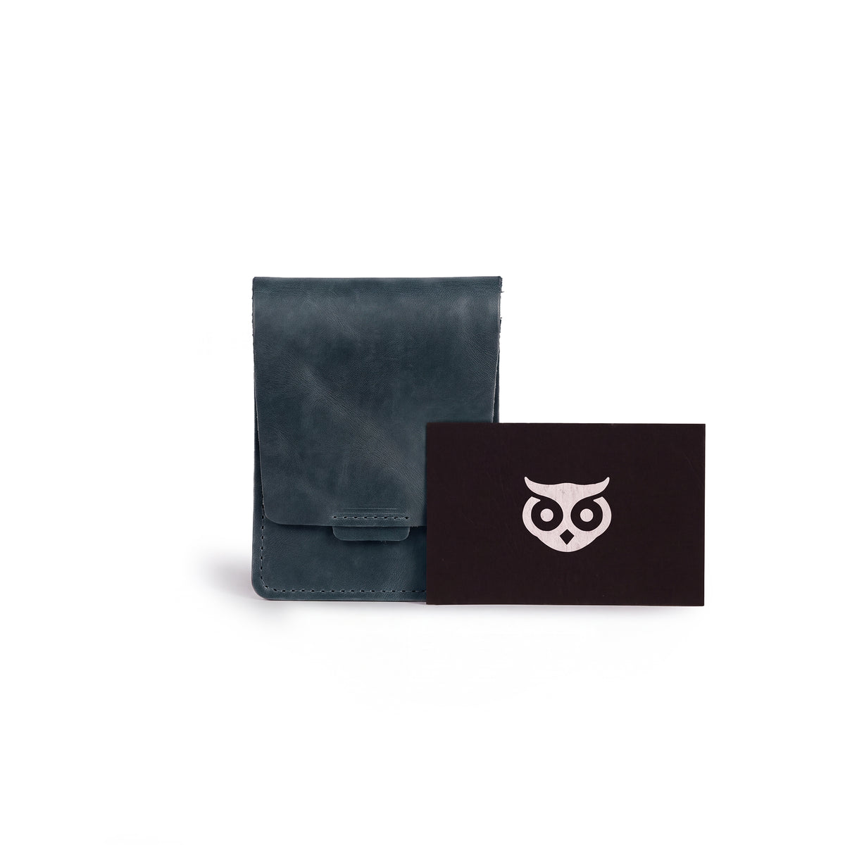 Hide & Drink Slim Card Holder detailing craftsmanship, a practical and stylish wallet for organizing cards and bills. This artisan crafted full grain leather product highlights quality and heritage from La Antigua Guatemala.