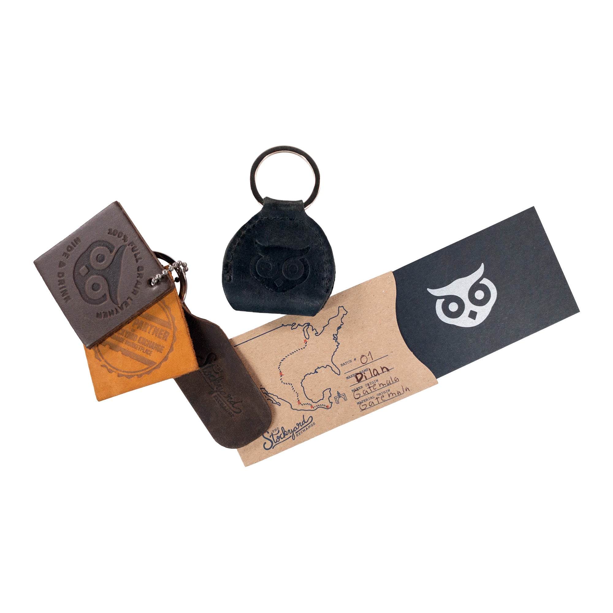 Hide & Drink Key Chain & Guitar Pick Holder, emphasizing its compact size and sturdy craftsmanship. This keychain, designed for guitar players, is crafted from Full Grain Leather and embodies artisan quality produced in La Antigua Guatemala & Oaxaca Mexico.