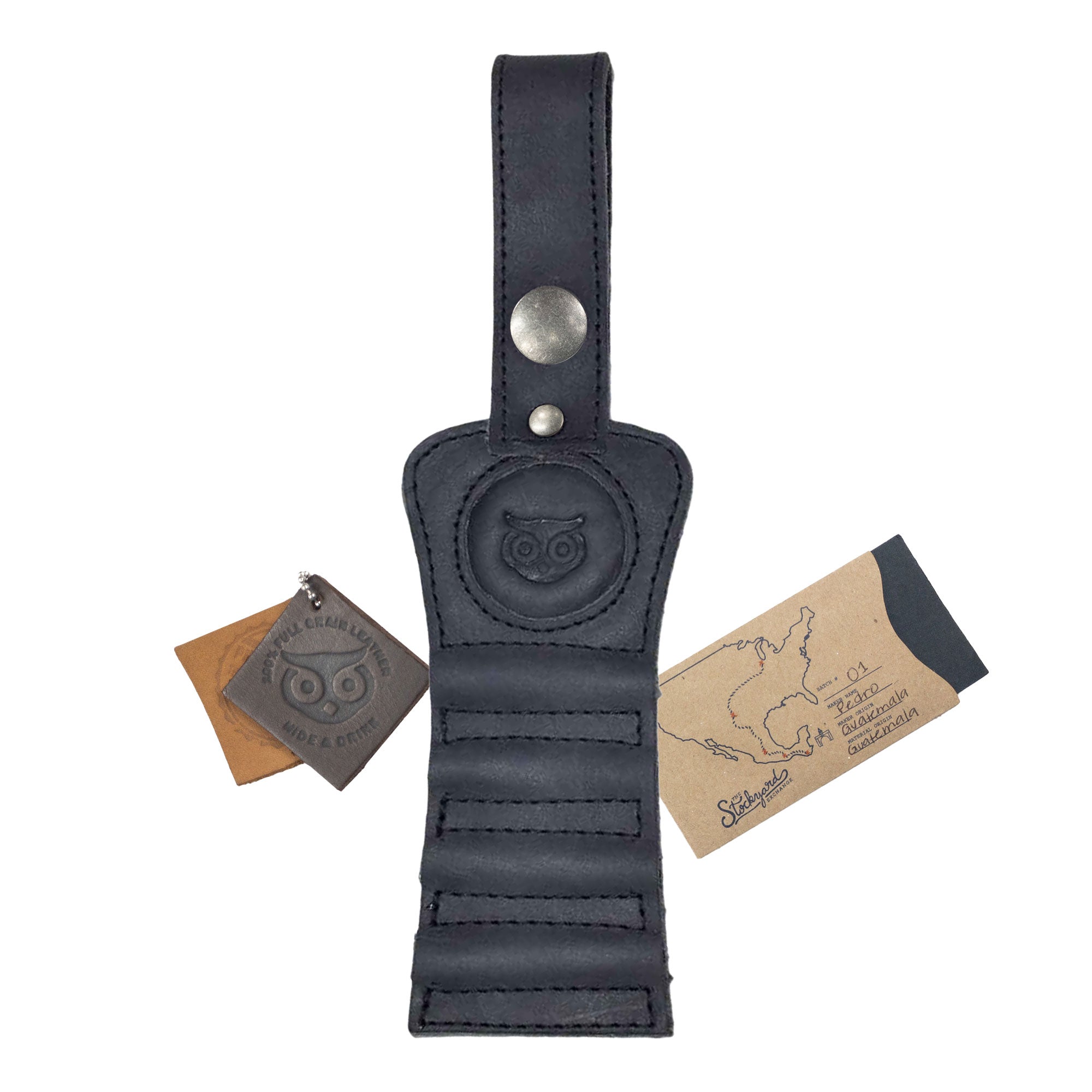Hide & Drink Golf Tee Holder complete with branding tags, showcasing its attention to detail. This full grain leather holder is ideal for golf enthusiasts looking for style and functionality, handcrafted in La Antigua Guatemala.