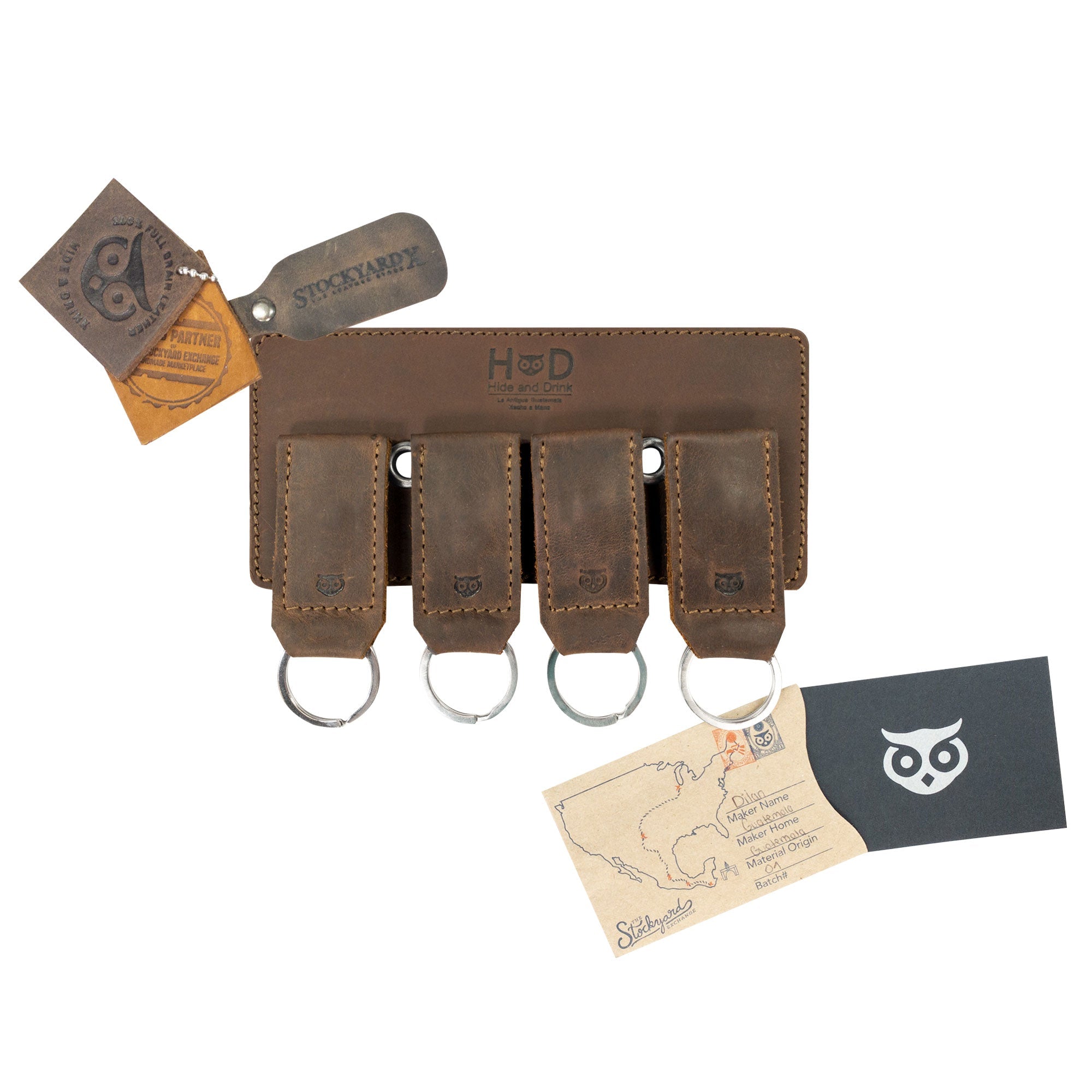 Presentation of the Magnetic Keychain Holder by Hide & Drink with included branding and accessories, highlighting its appeal as a gift. This full grain leather key organizer is a handmade item that brings artisanal craftsmanship to your everyday essentials, made in La Antigua Guatemala & Oaxaca Mexico.