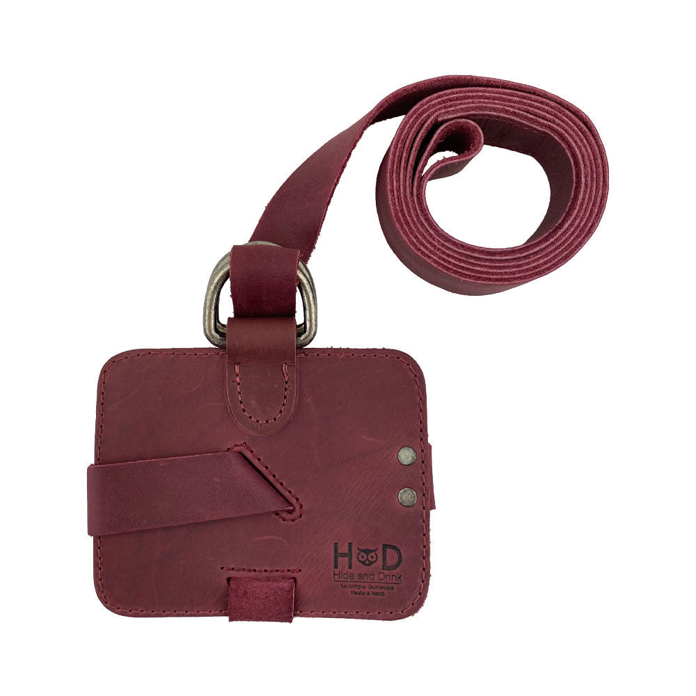 Detailed view of the Hide & Drink Book Strap Carrier, showcasing its elegant construction and quality Full Grain Leather. This artisan product from La Antigua Guatemala is perfect for carrying books comfortably.