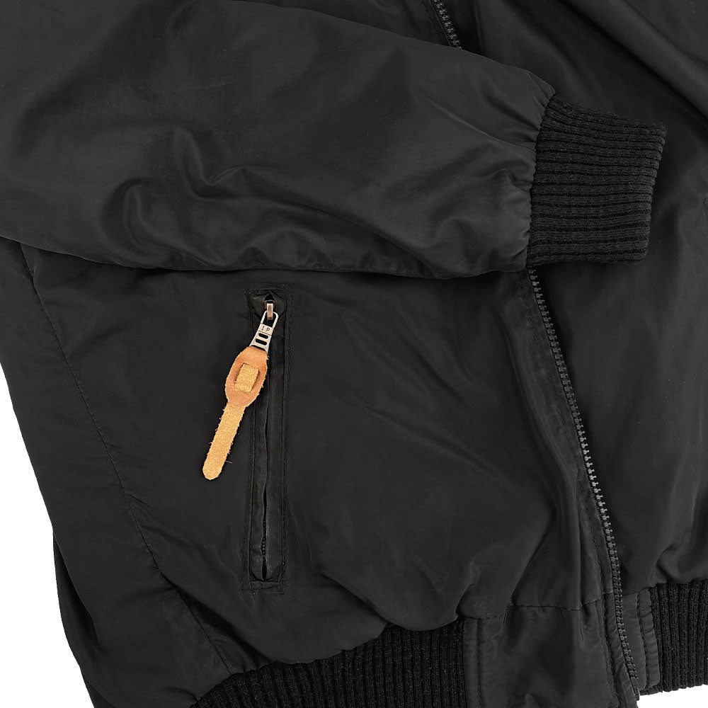 Stylish Rustic Zipper Pull Replacement by Hide & Drink, crafted from high-quality full grain leather. Included in a set of 6, it's suitable for backpacks, jackets, wallets, and bags. Each pull is made with care in small batches, fire branded and artisan crafted in La Antigua Guatemala & Oaxaca Mexico.
