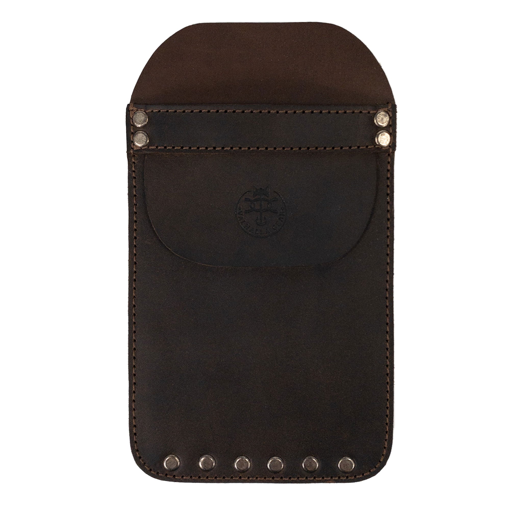 Front view of the Back Pocket Quiver by Valhalla Gear, a durable Classic Bag for Arrows made from Full Grain Leather, showcasing handcrafted artisanal quality. Ideal for archers, this handmade accessory reflects Small Batch Production with meticulous Hand Cut and Hand Sewn techniques, featuring a fire branded logo, made in La Antigua Guatemala.