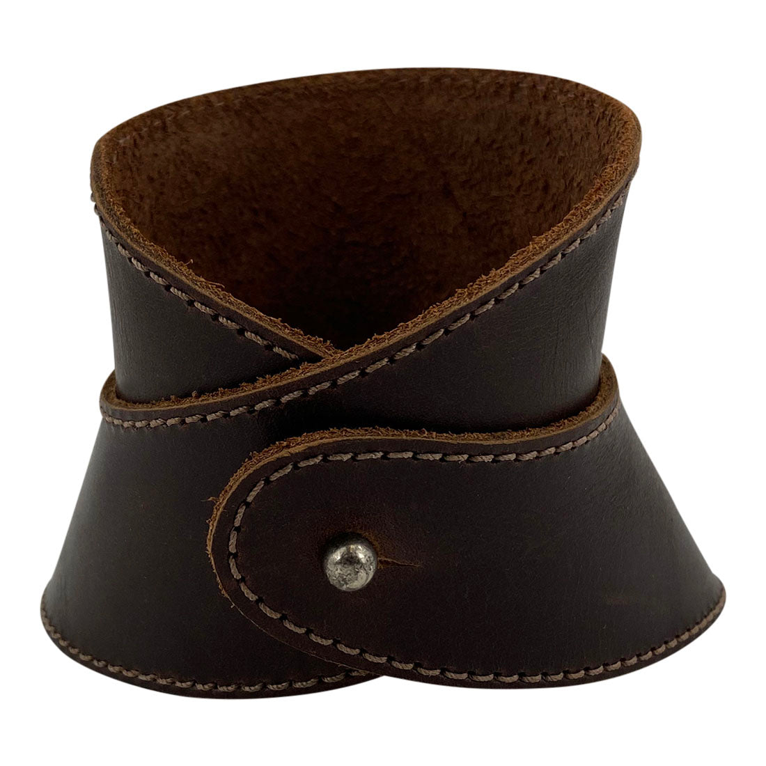Hide & Drink Chemex Collar wrapped around a glass coffee maker, emphasizing its Full Grain Leather material. This durable and stylish pour over collar is compatible with Chemex 6-Cup Glass, made by artisans in La Antigua Guatemala & Oaxaca Mexico.