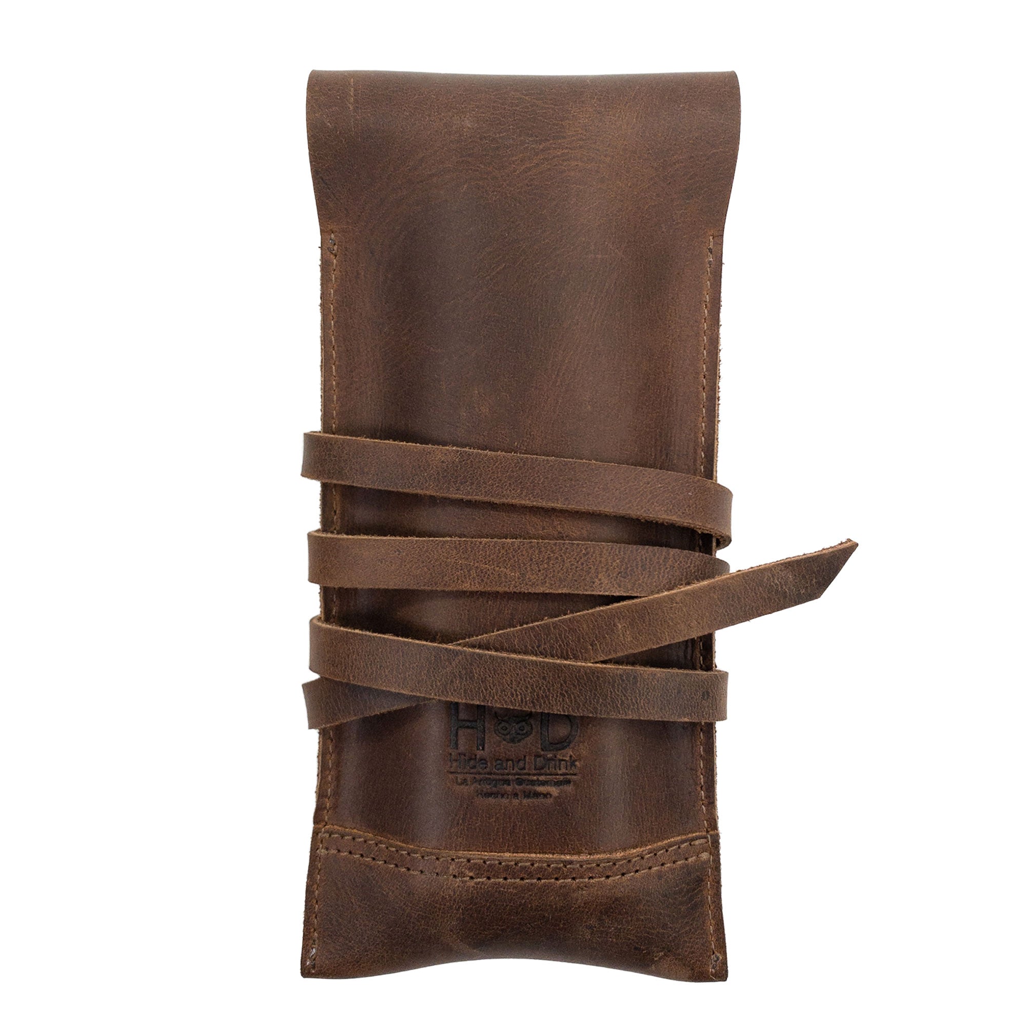 Classic Double Cigar Holder from Hide & Drink, crafted with high-quality Full Grain Leather. This elegant accessory is ideal for cigar lovers and demonstrates the artistry of StockyardX’s Small Batch Production with its hand cut and hand sewn design. The fire branded details highlight the handmade quality, lovingly produced by artisans in La Antigua Guatemala & Oaxaca Mexico.
