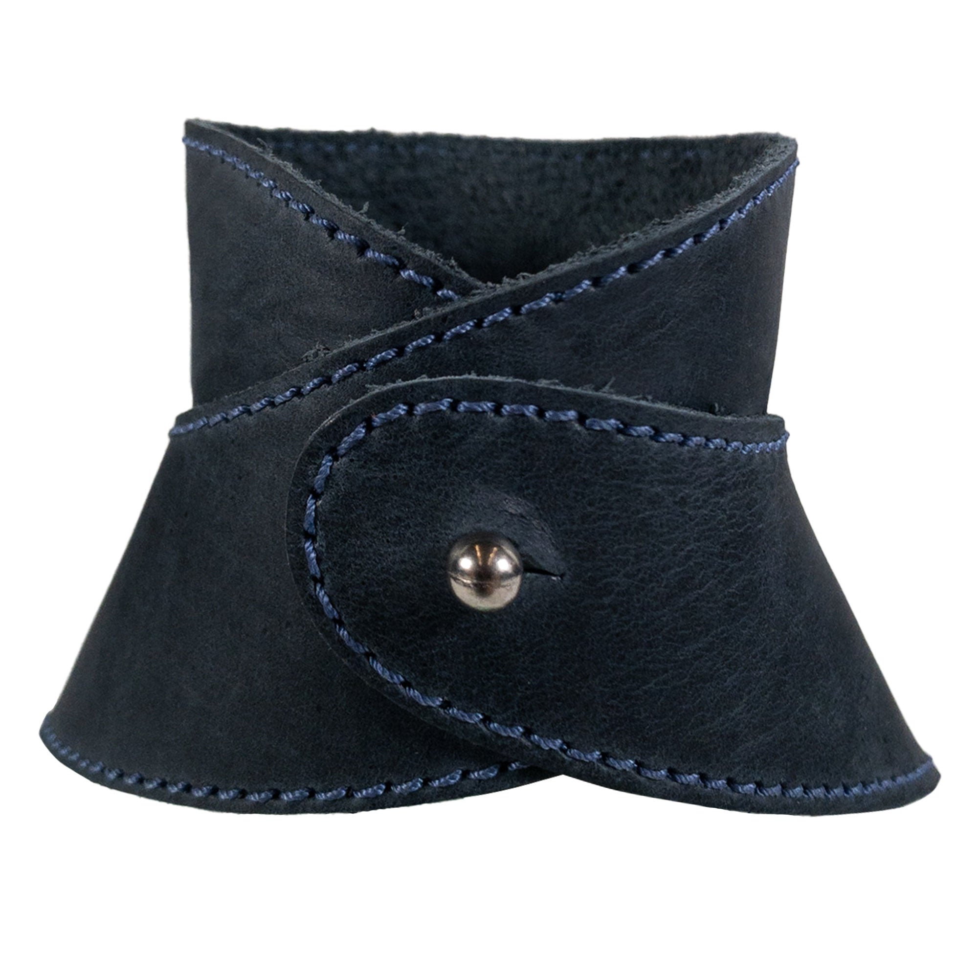 Hide & Drink Chemex Collar close-up in navy leather, featuring artisan craftsmanship and fine detailing. Ideal for pour over coffee, compatible with Chemex 6-Cup Glass, handcrafted in La Antigua Guatemala & Oaxaca Mexico.