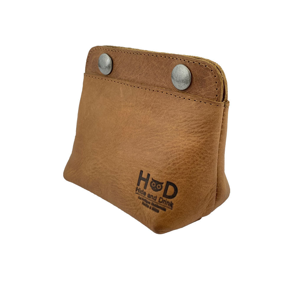 Side view of the Hide & Drink Double Snap Pouch, perfect for coins and cash, made from exquisite tan full grain leather. This artisan-made product showcases craftsmanship from La Antigua Guatemala.
