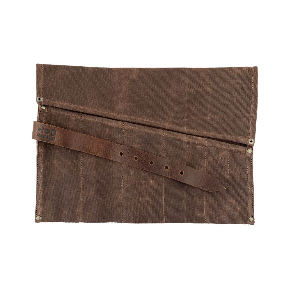 Hide & Drink presents the Large Tool Roll featuring an artisan design. This Portable Carry-On Pouch includes 6 slots for efficient woodworking tool organization. Crafted from high-quality waxed canvas and full grain leather variations, this small batch product reflects the excellence of handmade craftsmanship in La Antigua Guatemala & Oaxaca Mexico.