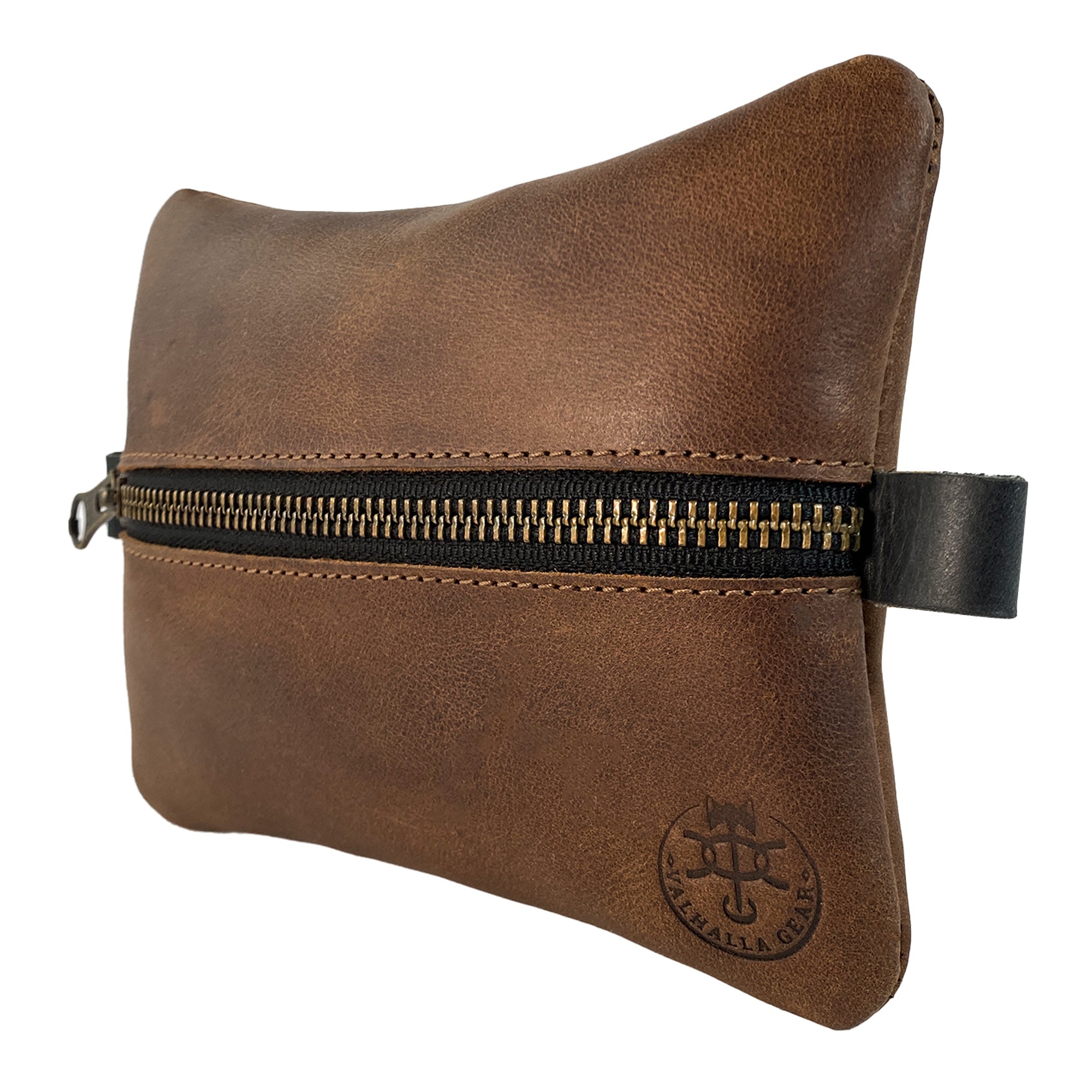 Side view of the EDC Zippered Pouch by Valhalla Gear, featuring premium full grain leather and a durable zipper. This accessory bag is designed to hold essentials and small tools, showcasing artisan craftsmanship with hand cut and hand sewn techniques. Proudly handmade in La Antigua Guatemala.