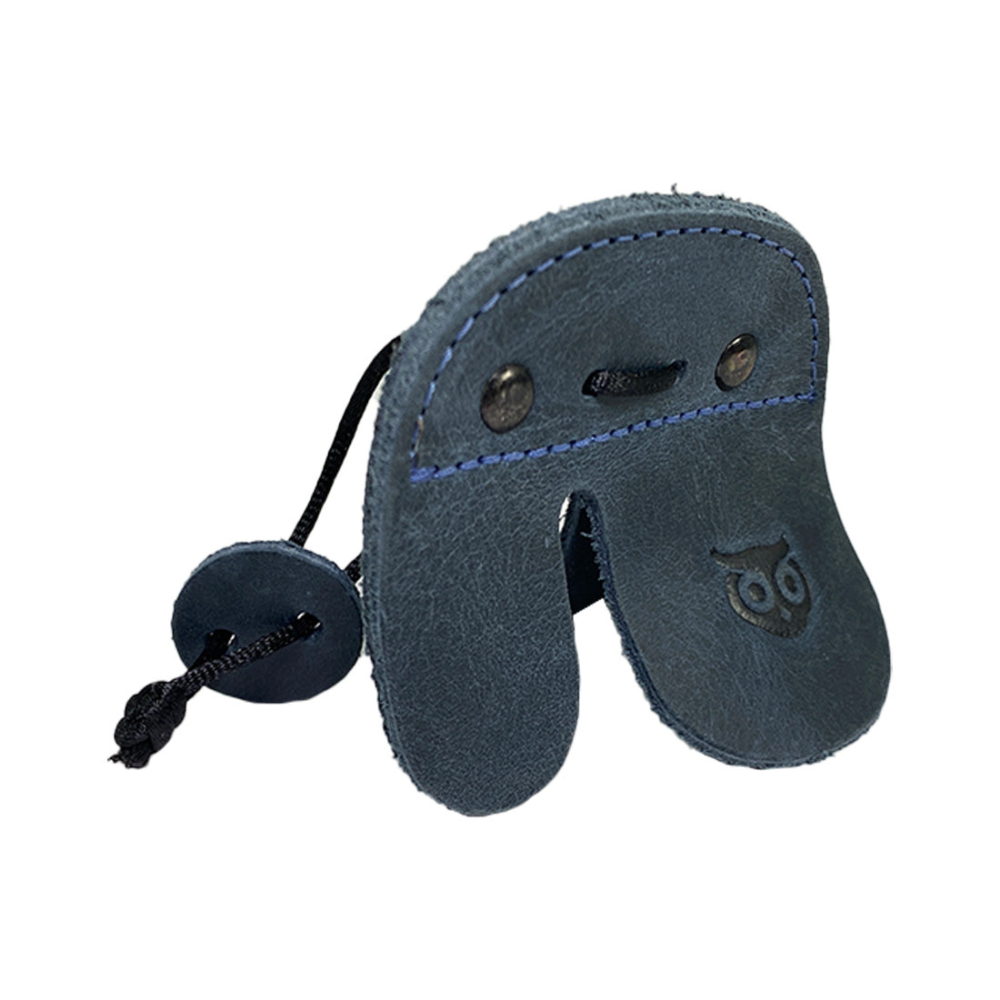 Featuring the Right Handed Archery Finger Protector from Hide & Drink, this image highlights the finger protector’s snug fit designed for archers. Crafted from full grain leather, this protect guard for recurve bows is perfect for shooting practice. Handmade in La Antigua Guatemala with a focus on fire-branded details, this Archery Finger Tab is part of a small batch production, guaranteeing a unique touch.