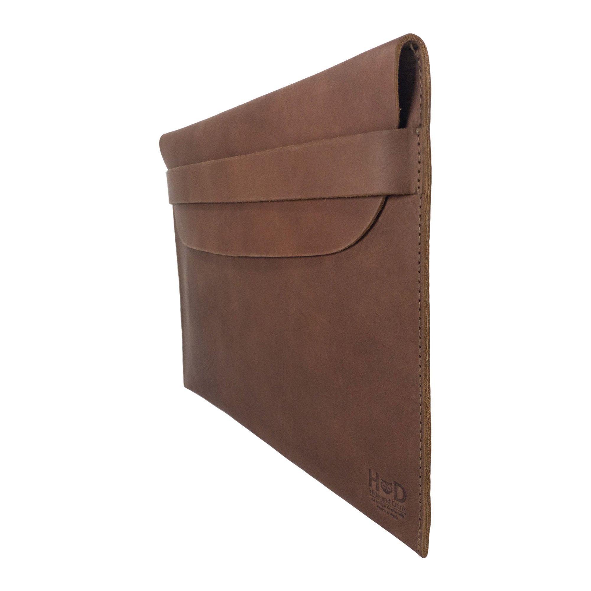 The brown Hide & Drink MacBook Slim Case in front view, illustrating its natural leather texture. Perfectly designed for MacBook Air/Pro 13 Inch with M1 Chip, this case combines artisan craftsmanship with full grain leather for a durable and stylish accessory.