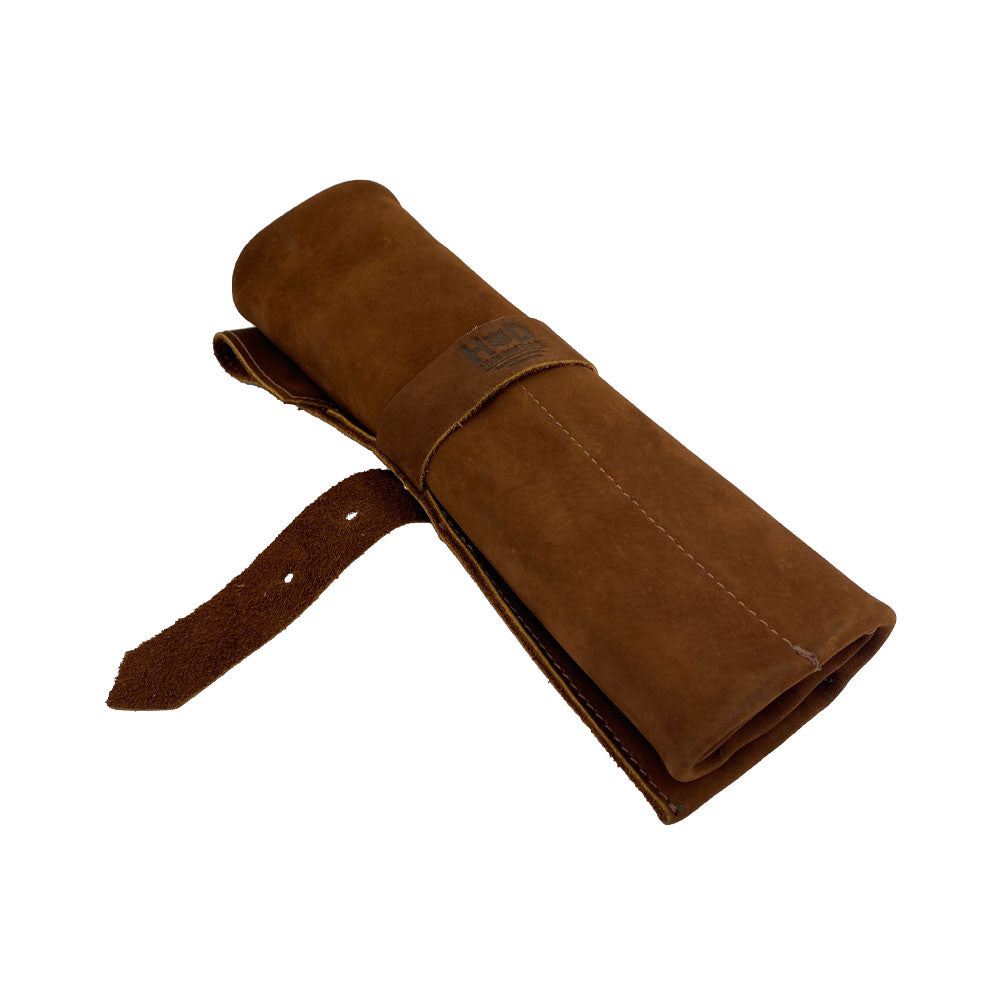A neatly arranged Large Tool Roll from Hide & Drink ready for use. This Portable Carry-On Pouch provides 6 slots for woodworking tools organization. Crafted from waxed canvas & full grain leather variations, this artisan piece highlights the dedication to quality evident in its hand-cut, hand-sewn details, handmade in La Antigua Guatemala & Oaxaca Mexico.