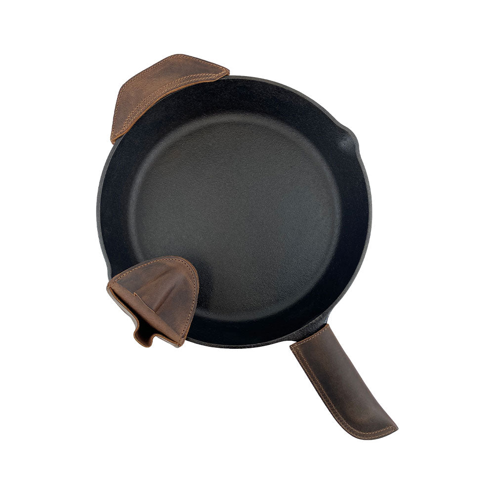 Showcasing the Hide & Drink Hot Handle Holders set in action, expertly designed to assist with cast iron skillets with the Panhandle, Side Kick, and Grip Mitt. These Full Grain Leather handles are crafted with care through Small Batch Production, Hand Cut, and Fire Branded by artisans in La Antigua Guatemala & Oaxaca Mexico.