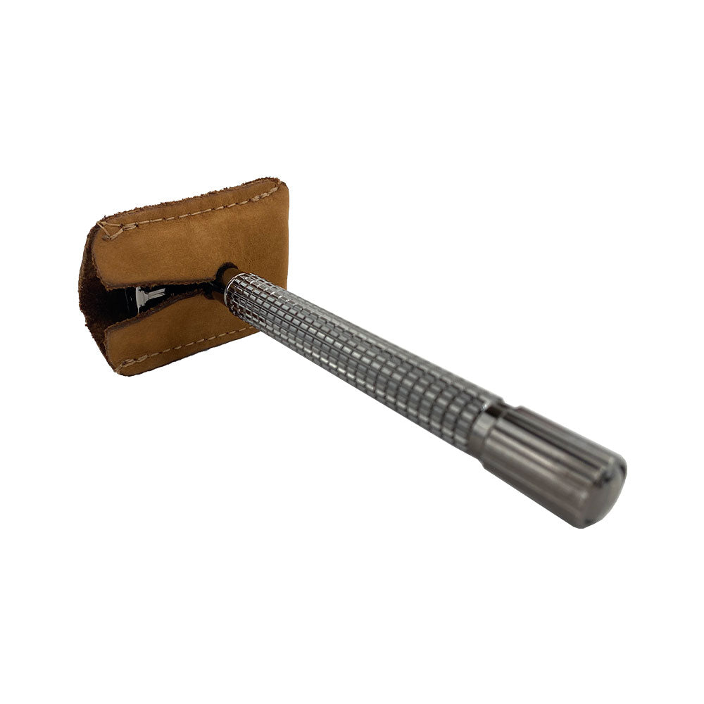Side view of Hide & Drink Razor Head Cover, made of full grain leather, featuring a protective sheath for your Double Edge Safety Razor. Ideal for travel, this artisan product is handmade in La Antigua Guatemala.