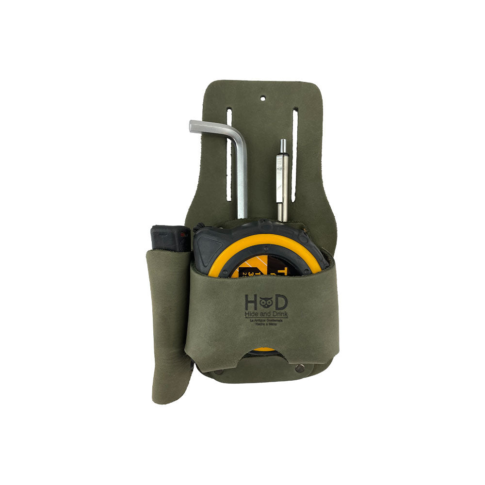 Hide & Drink Tape And Knife Holder designed for craftsmanship and functionality. This ergonomic Tape & Knife Holder allows organization of tools in one place. A durable pocket belt pouch, made from full grain leather and artisan crafted in La Antigua Guatemala.