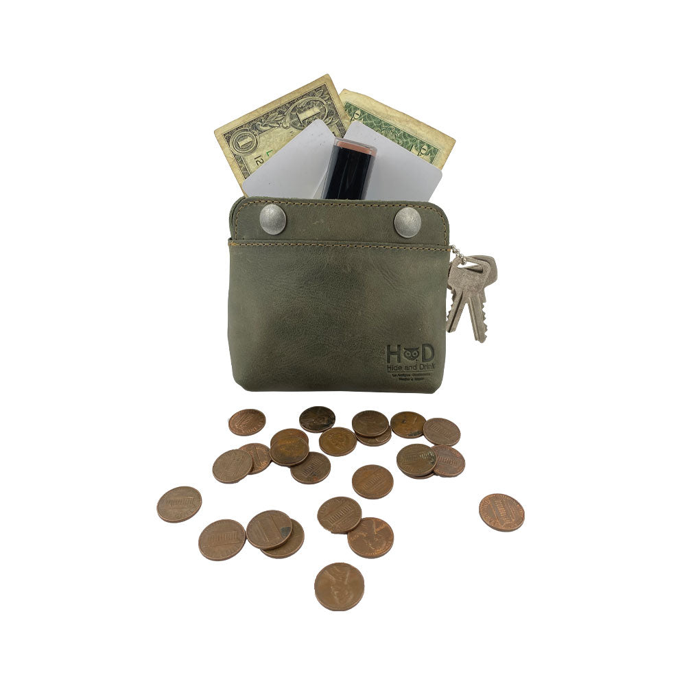 Hide & Drink Double Snap Pouch displaying its contents, showing its practicality as a cash holder and coin purse. Artisan crafted from full grain leather, handmade in La Antigua Guatemala.