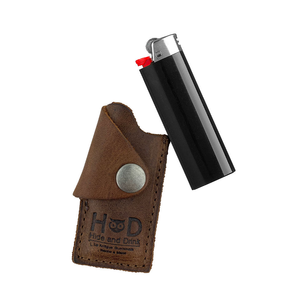 Black Hide & Drink Lighter Protective Case, designed for modern elegance with rustic touches. Made from durable full grain leather, this piece reflects small batch production craftsmanship in La Antigua Guatemala & Oaxaca Mexico. Keywords: Lighter Protective Case, Full Grain Leather, Artisan.