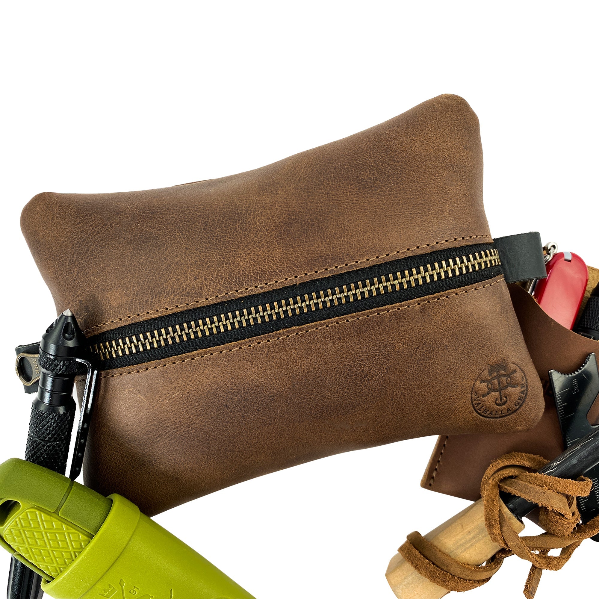 Close-up of the EDC Zippered Pouch by Valhalla Gear, emphasizing its durable zipper and full grain leather material. This practical accessory bag, ideal for storing essentials and small tools, features artisan details from hand cut and hand sewn techniques, made with care in La Antigua Guatemala.