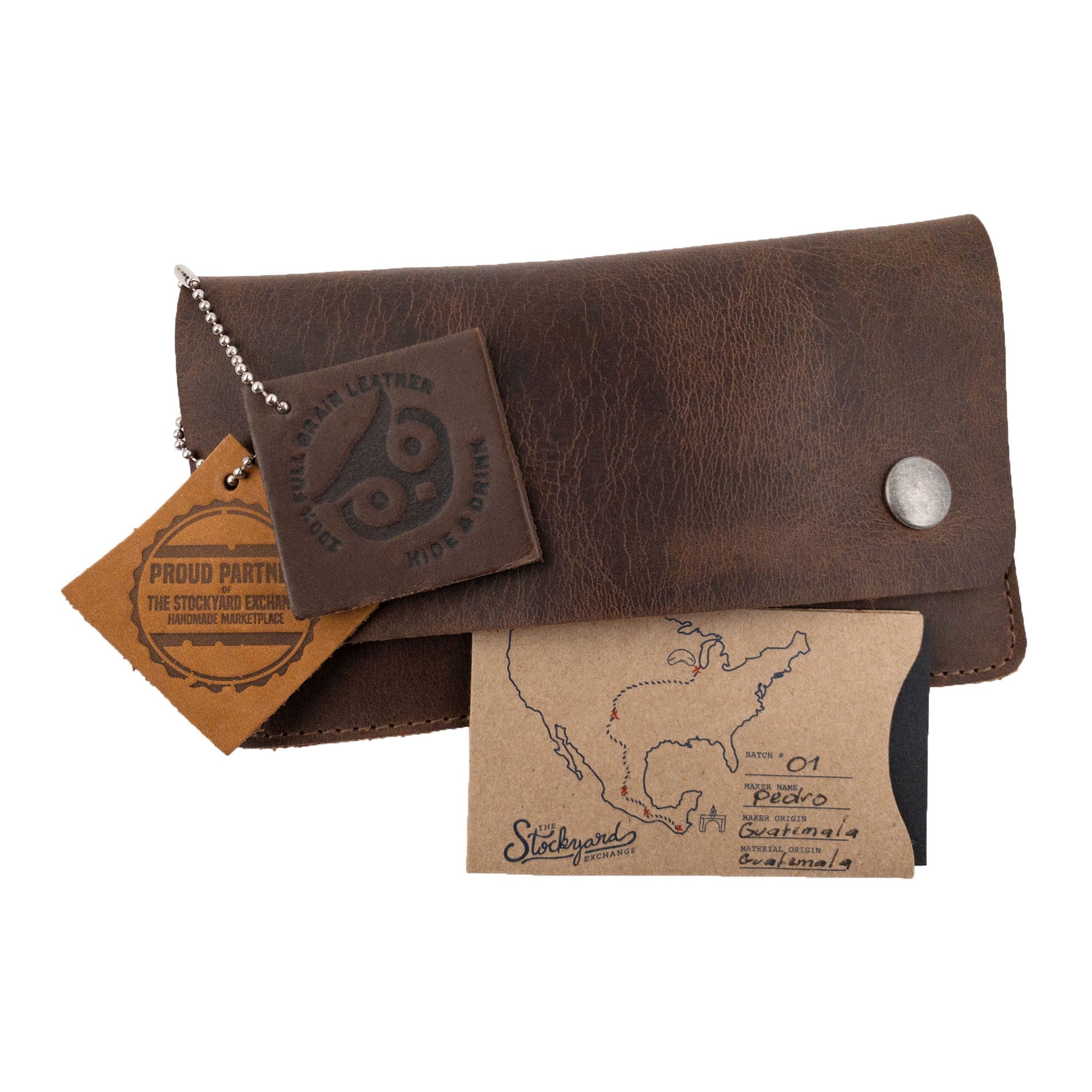 Hide & Drink’s Double Snap Tobacco Pouch opened to reveal its interior, featuring leather tags and a handmade touch that highlights its origin in La Antigua Guatemala & Oaxaca Mexico. This flat tobacco pouch combines classic style with functionality for smokers, made from premium full grain leather.