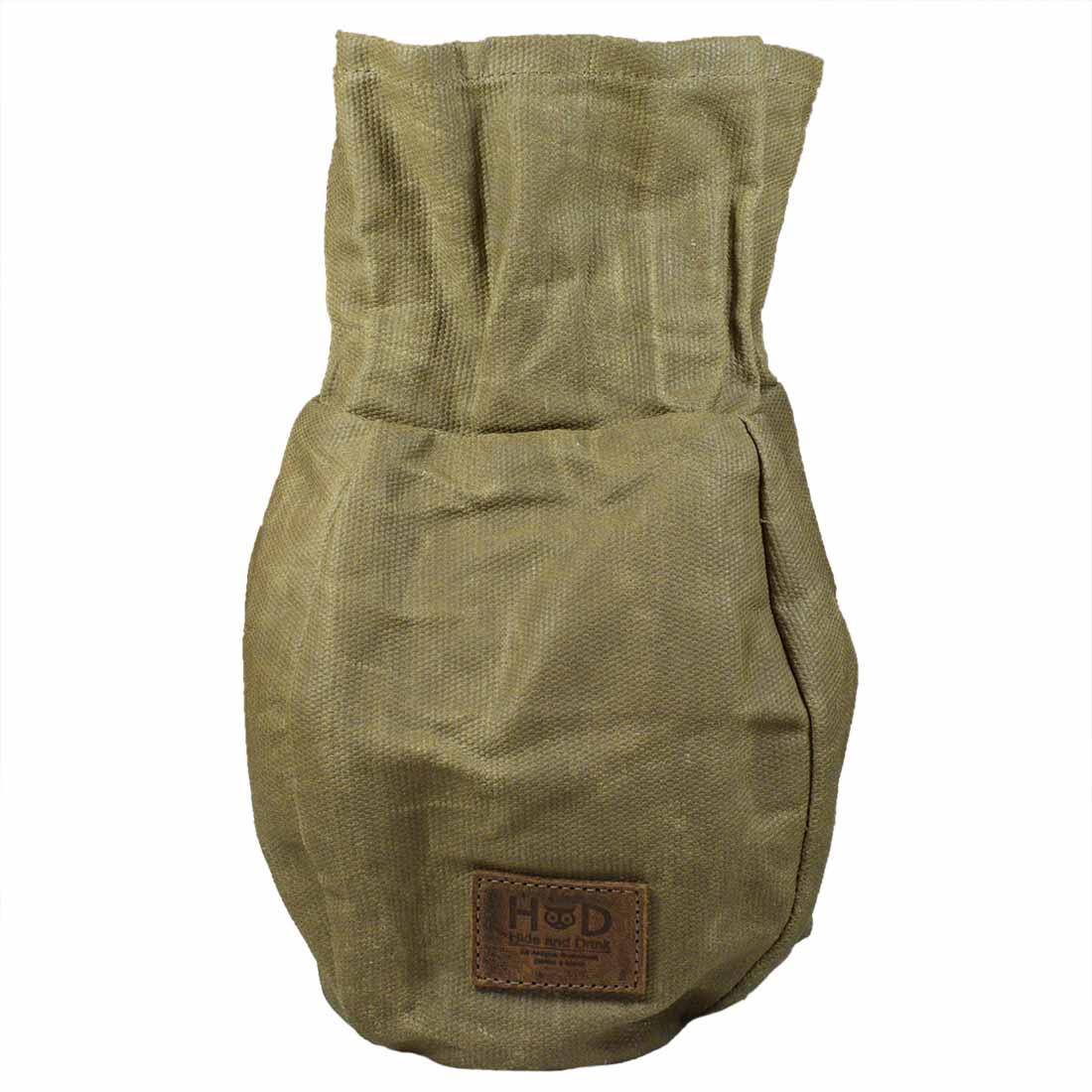 Bushcraft Tinder Bag by Hide & Drink, presenting a durable Waxed Canvas material. Ideal as a water resistant outdoor pouch for camping accessories, this bag boasts small batch production with meticulous hand cut and hand sewn details. Artisan crafted in La Antigua Guatemala & Oaxaca Mexico.